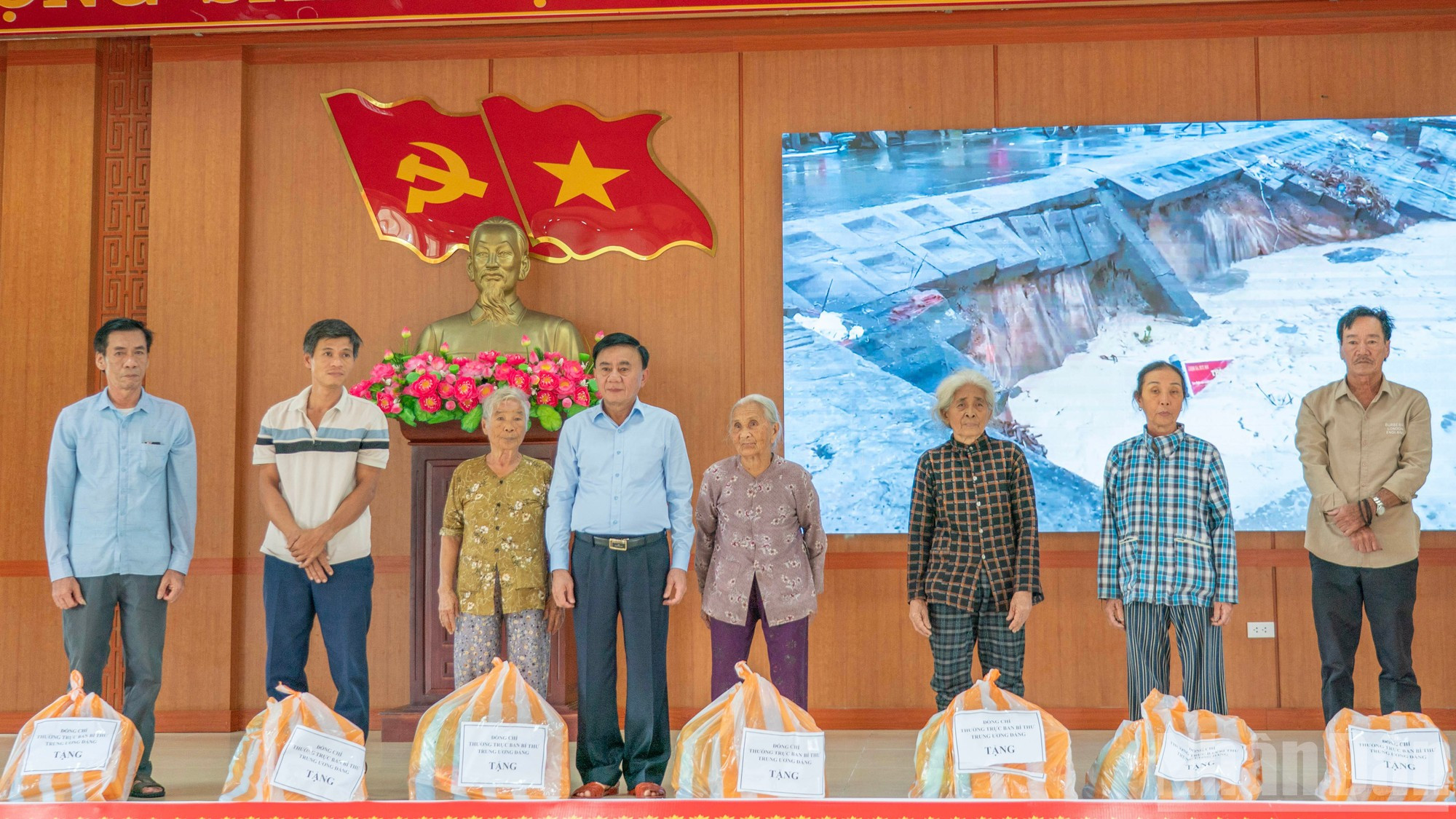 Distribution directe de soutiens symboliques mais essentiels. 13.jpg