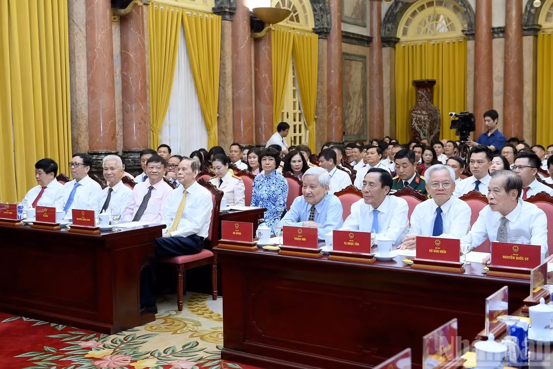 Des journalistes distingués participent à la rencontre.