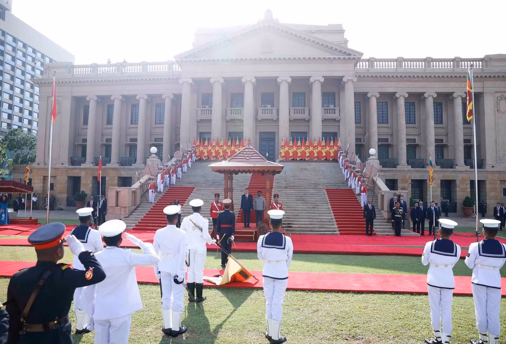 Cérémonie d’accueil officielle du Secrétaire général du PCV et Président To Lam au Sri Lanka.