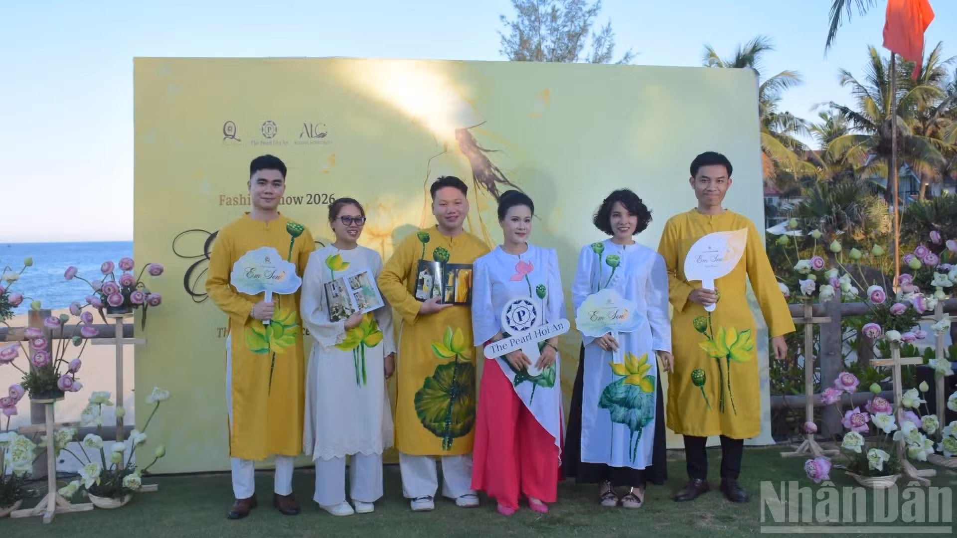 La créatrice Quyen Nguyen pose avec des invitées vêtues des áo dài qu’elle a imaginés.