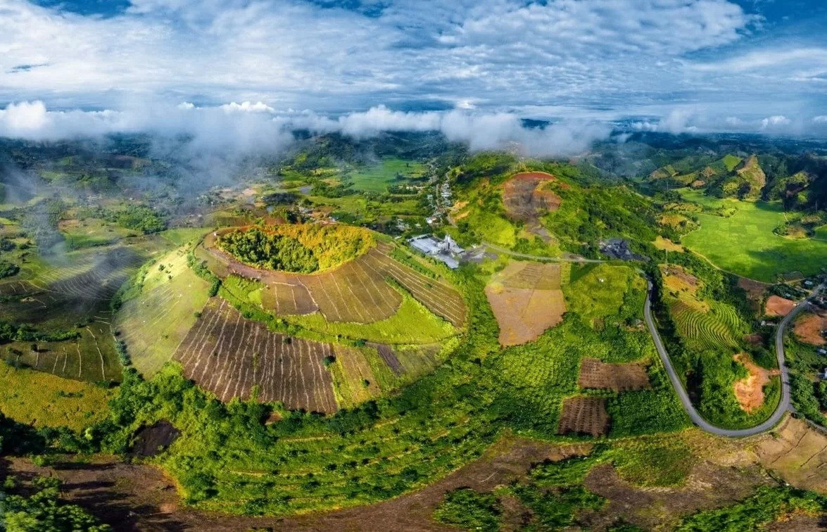 Le massif volcanique de Nam Kar, situé dans la province de Lam Dong, fait partie des volcans jeunes, formés par une combinaison d’éruptions effusives et explosives. Photo : Géoparc de Dak Nong. 1.jpg