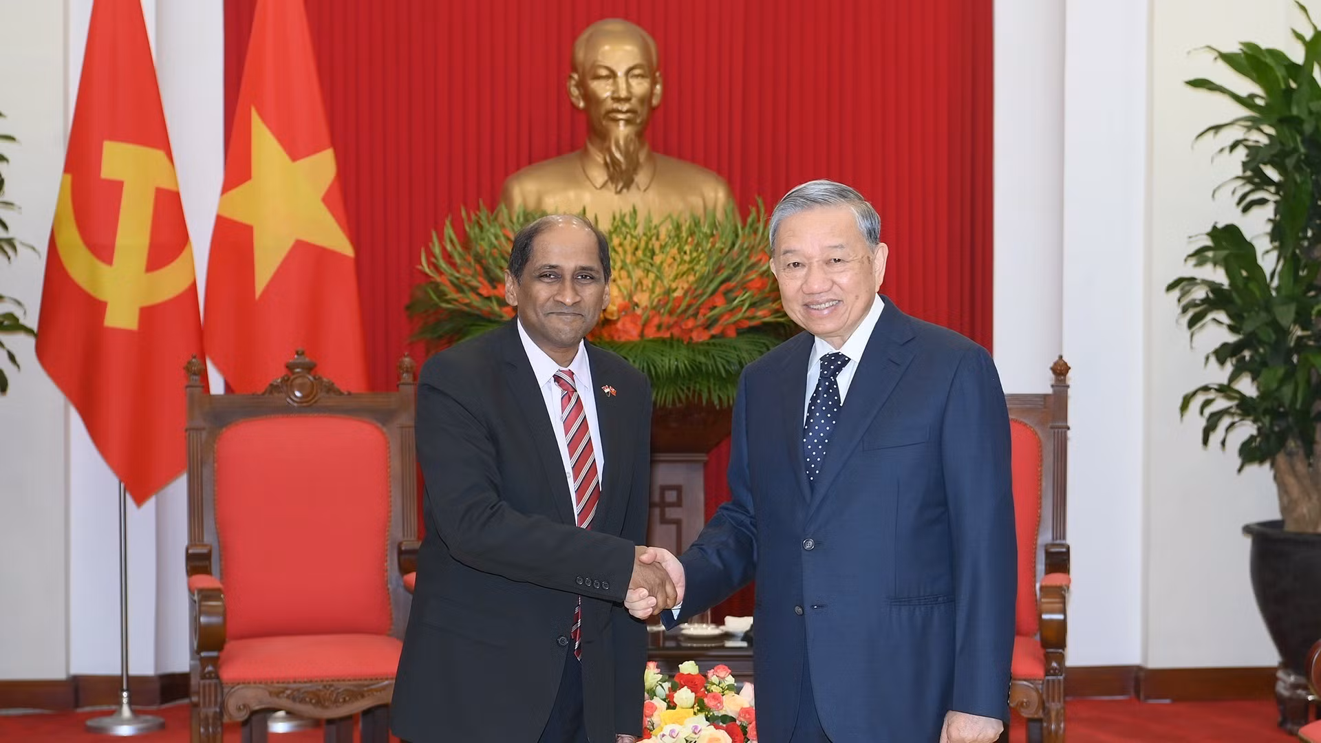 Le secrétaire général du PCV, To Lam, reçoit l’ambassadeur de la République de Singapour au Vietnam, Jaya Ratnam.