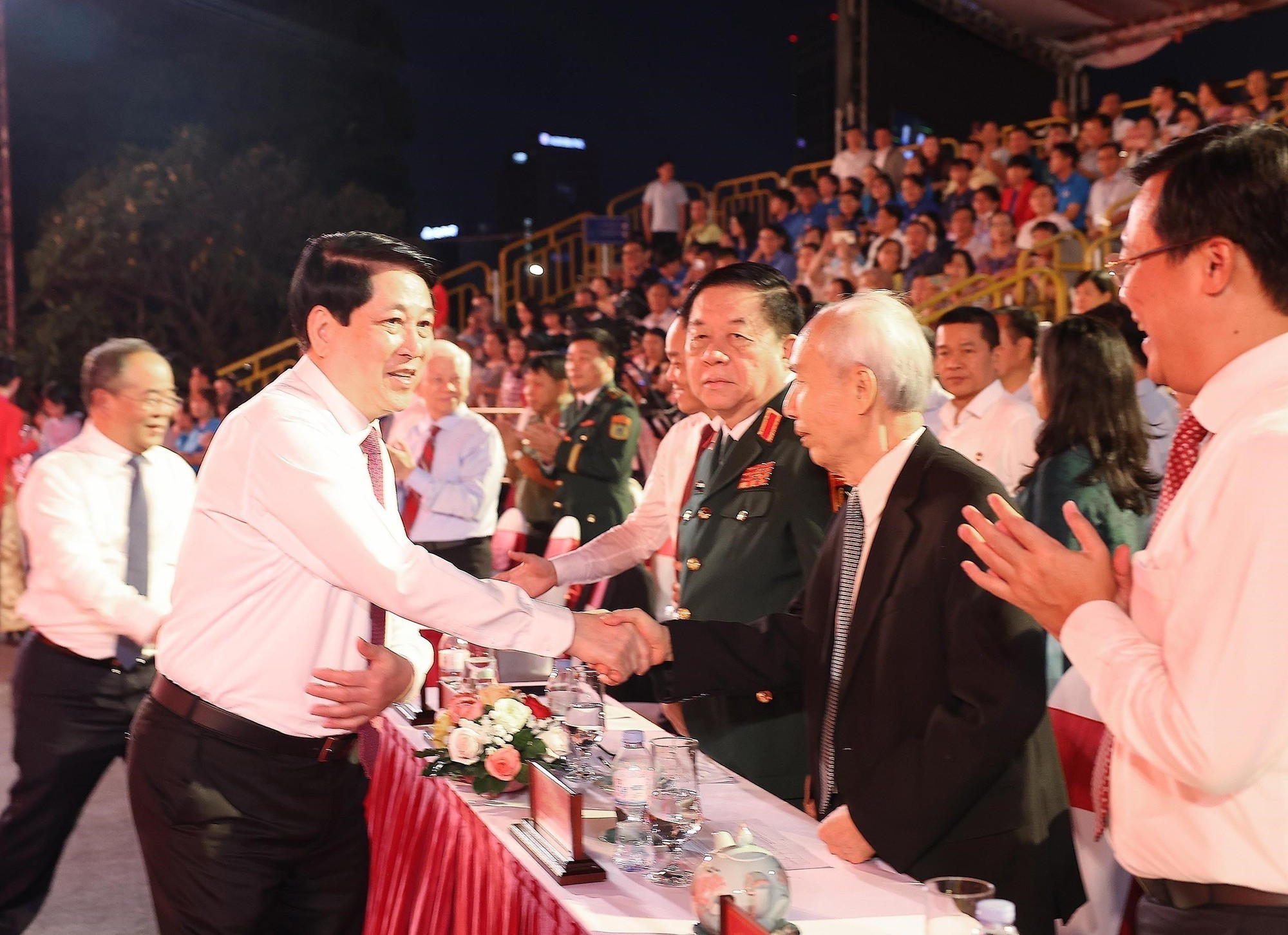 Le Président de la République, Luong Cuong, et des délégués présents au site de diffusion de Ben Nha Rong, à Hô Chi Minh-Ville.