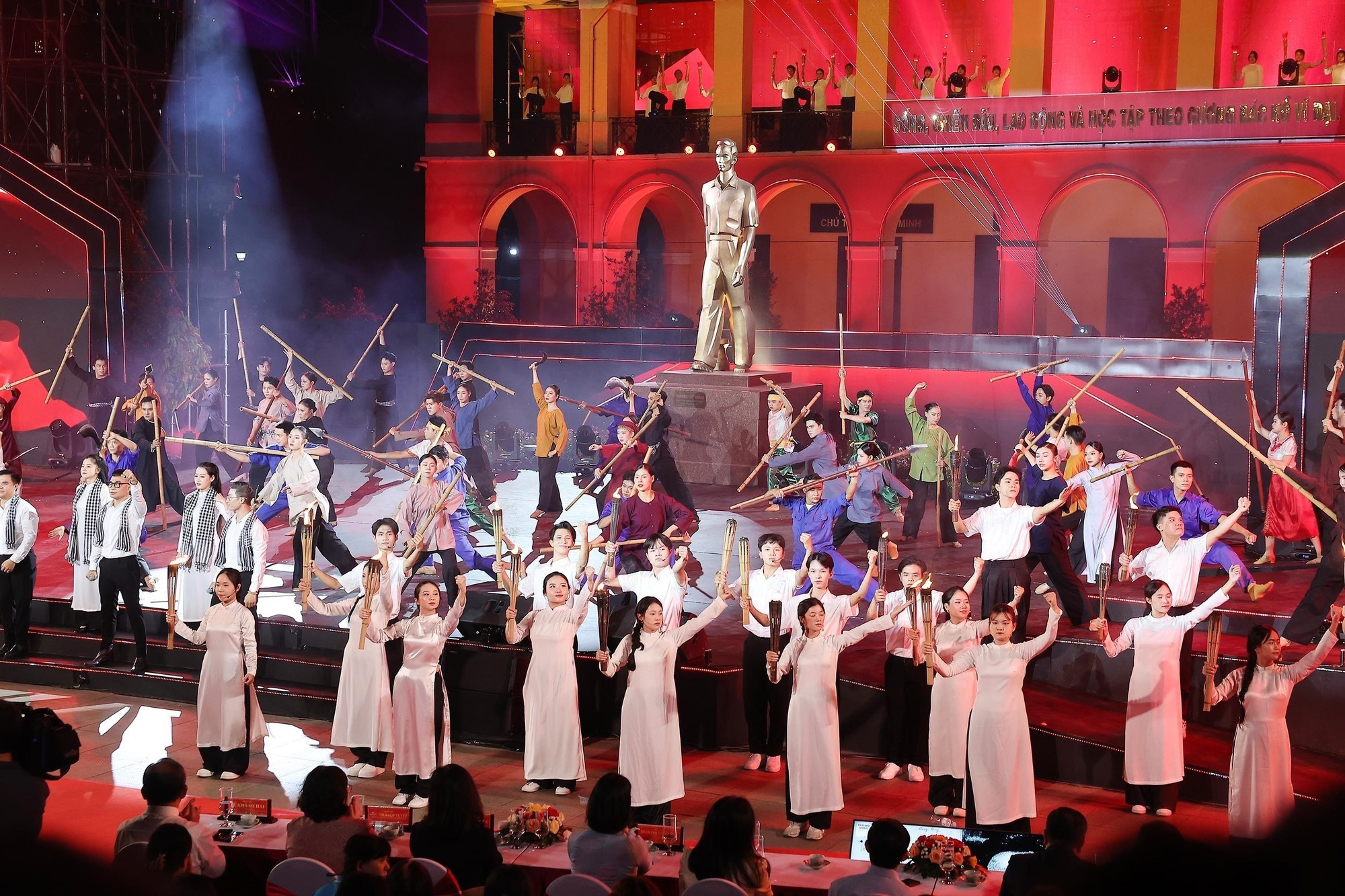 Suite du programme artistique à Ben Nha Rong.