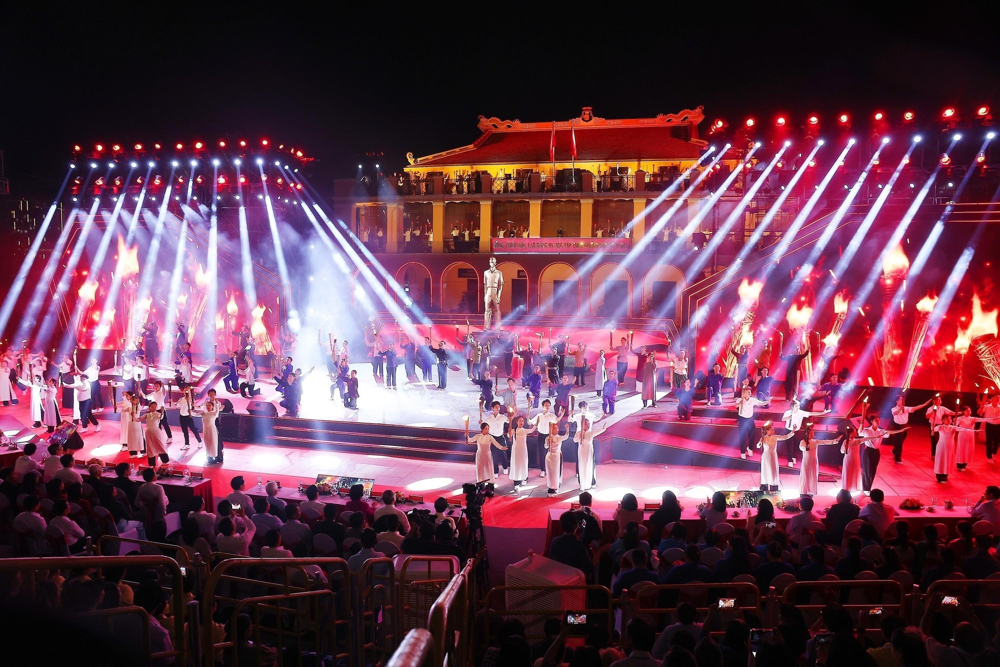 Numéro artistique dans le cadre du programme à Ben Nha Rong, Hô Chi Minh-Ville.