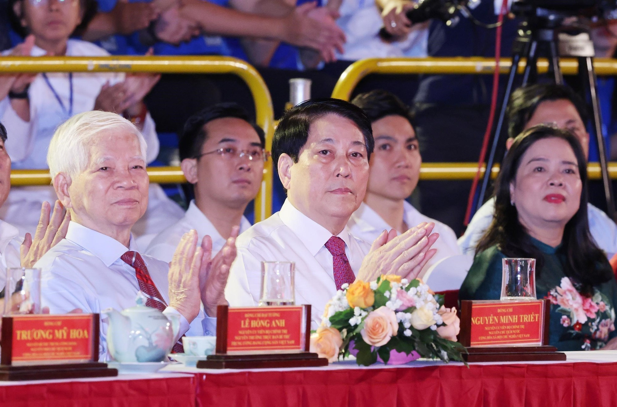 Le Président Luong Cuong et d’autres dirigeants assistent au programme télévisé spécial à Hô Chi Minh-Ville.