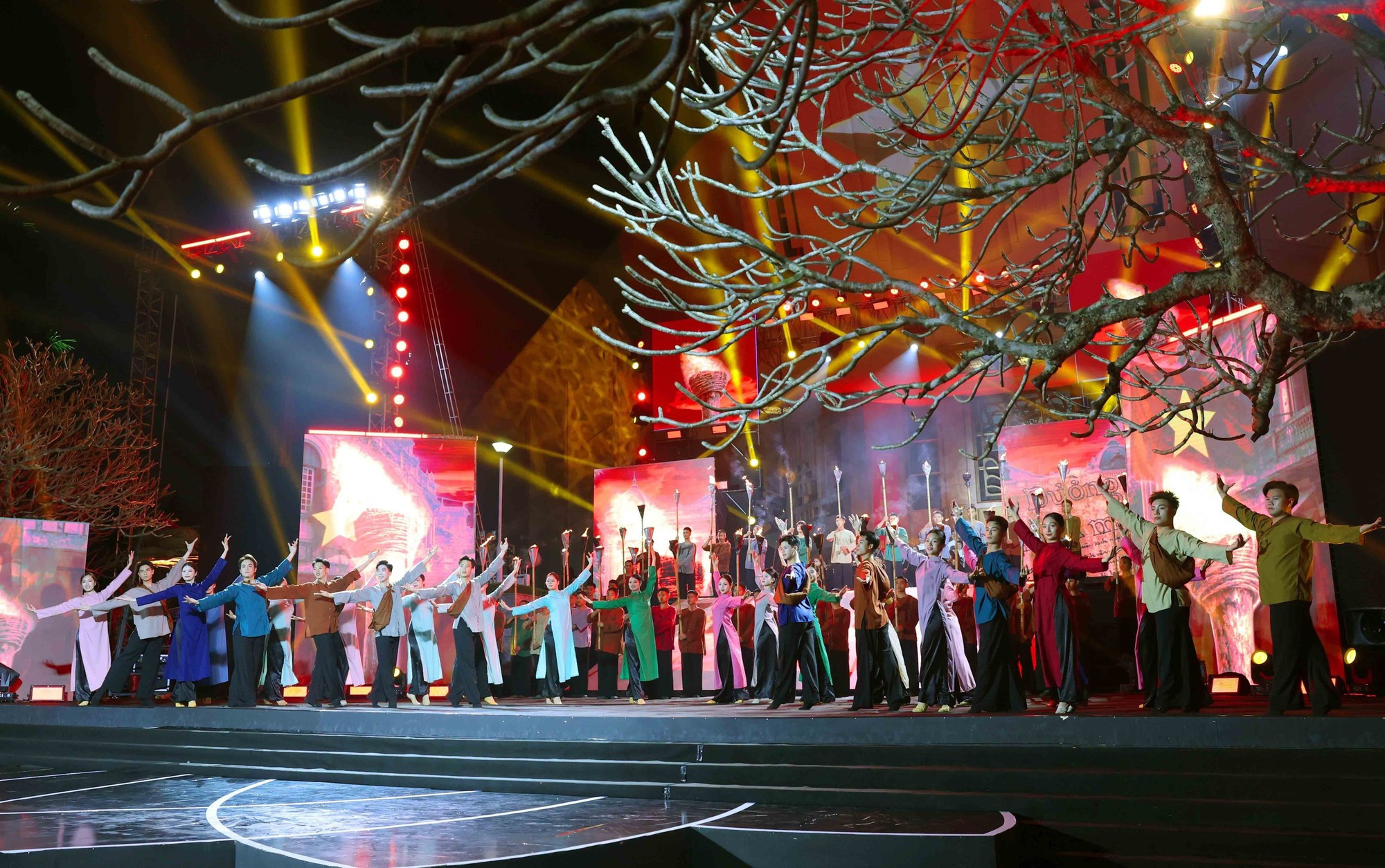 Autre prestation scénique au cours de la soirée commémorative à Hanoï.