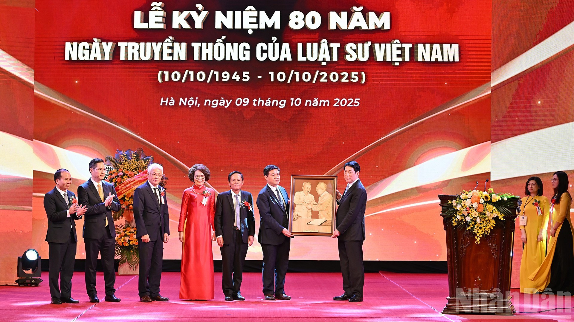 Le chef de l’État remet un cadeau symbolique à la Fédération des avocats du Vietnam, en reconnaissance de son rôle essentiel dans la formation d’un corps juridique professionnel, éthique et engagé au service de la nation.