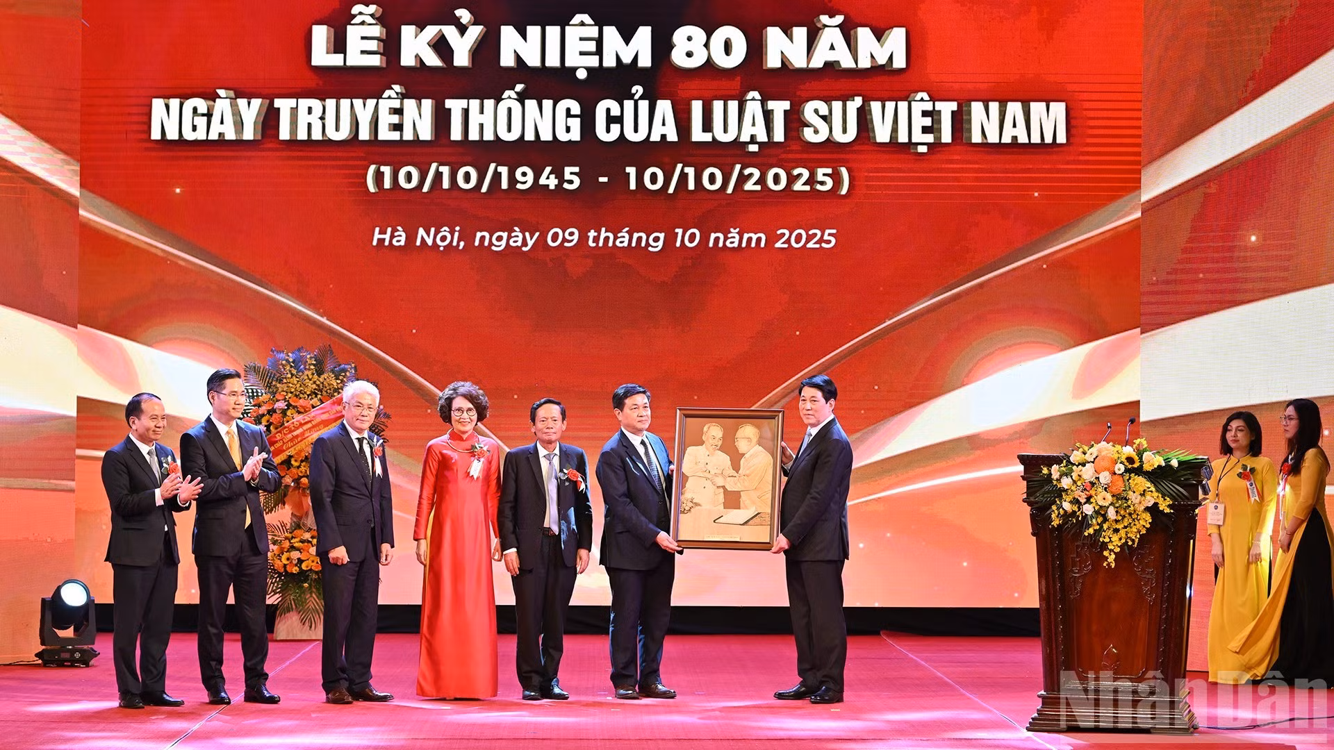 Le chef de l’État remet un cadeau symbolique à la Fédération des avocats du Vietnam, en reconnaissance de son rôle essentiel dans la formation d’un corps juridique professionnel, éthique et engagé au service de la nation.