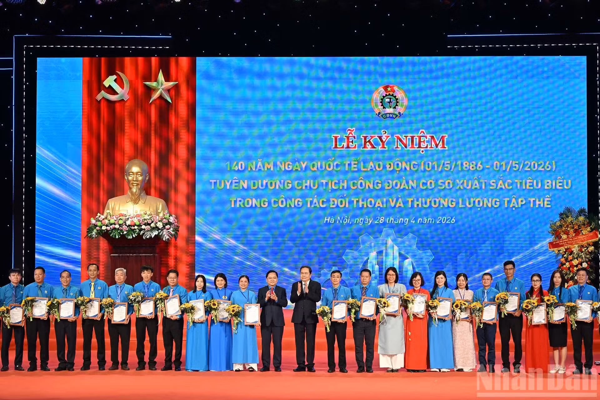 Le président de l’Assemblée nationale Tran Thanh Man et le président de la Confédération générale du travail du Vietnam Nguyen Anh Tuan remettent des distinctions à des présidents de syndicats de base exemplaires.