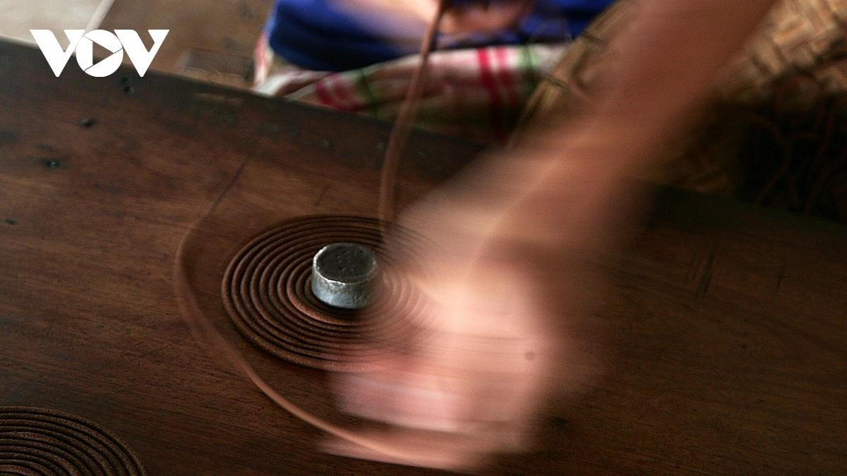 Grâce à cela, l’encens de Cao est réputé pour sa forme élégante, son arôme raffiné, sa combustion régulière et ses cendres harmonieuses. Il est distribué dans de nombreuses provinces du pays.