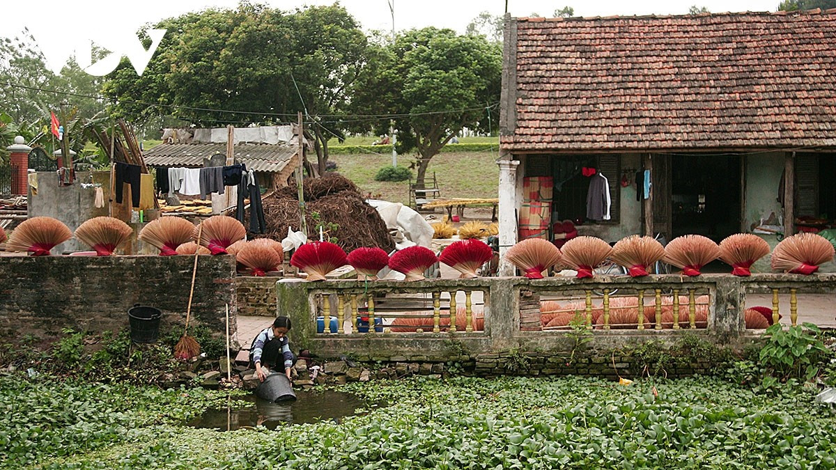 À l’approche du Tet, les passants sont immédiatement saisis par l’odeur caractéristique et enivrante de l’encens à base de plantes médicinales..