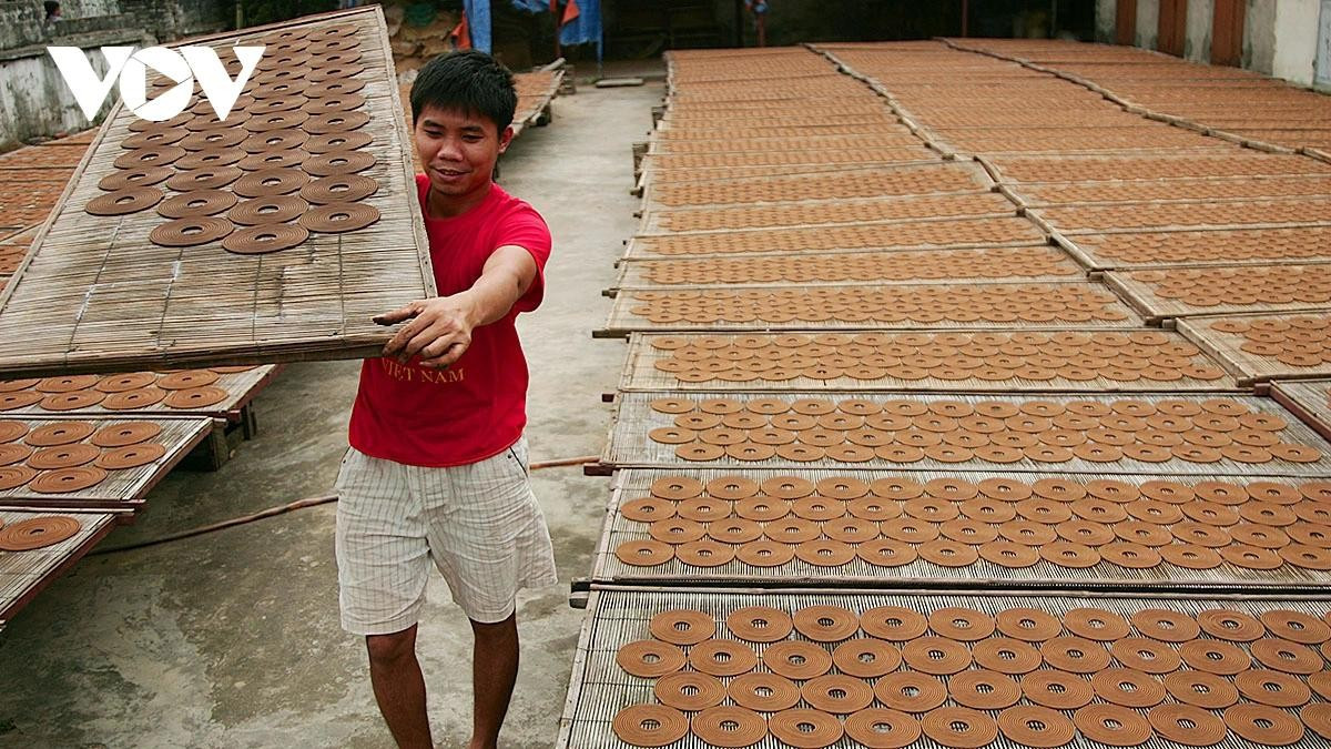 Dans les ateliers, l’activité bat son plein : les camions chargés de matières premières ou de produits finis circulent sans relâche.