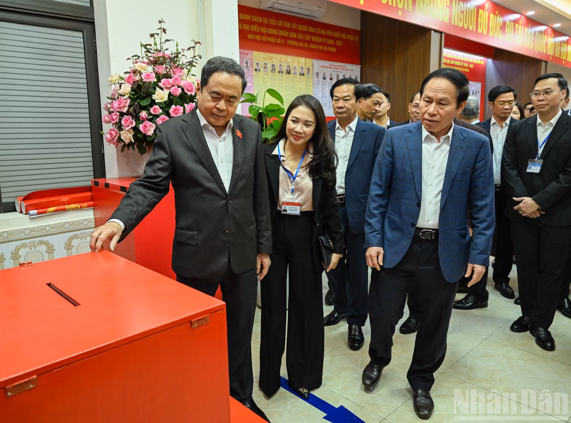 Le président de l’Assemblée nationale Tran Thanh Man, président du Conseil électoral national, inspecte les préparatifs électoraux dans le quartier de Hai An, à Hai Phong. (Photo : Duy Linh)