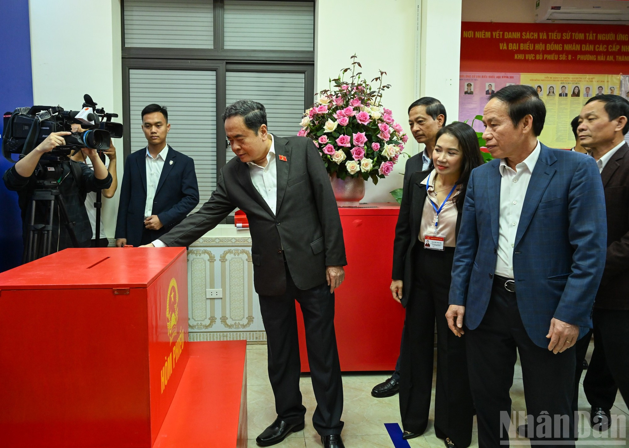 Le président de l’Assemblée nationale Tran Thanh Man, président du Conseil électoral national, inspecte les préparatifs électoraux dans le quartier de Hai An, à Hai Phong. (Photo : Duy Linh)