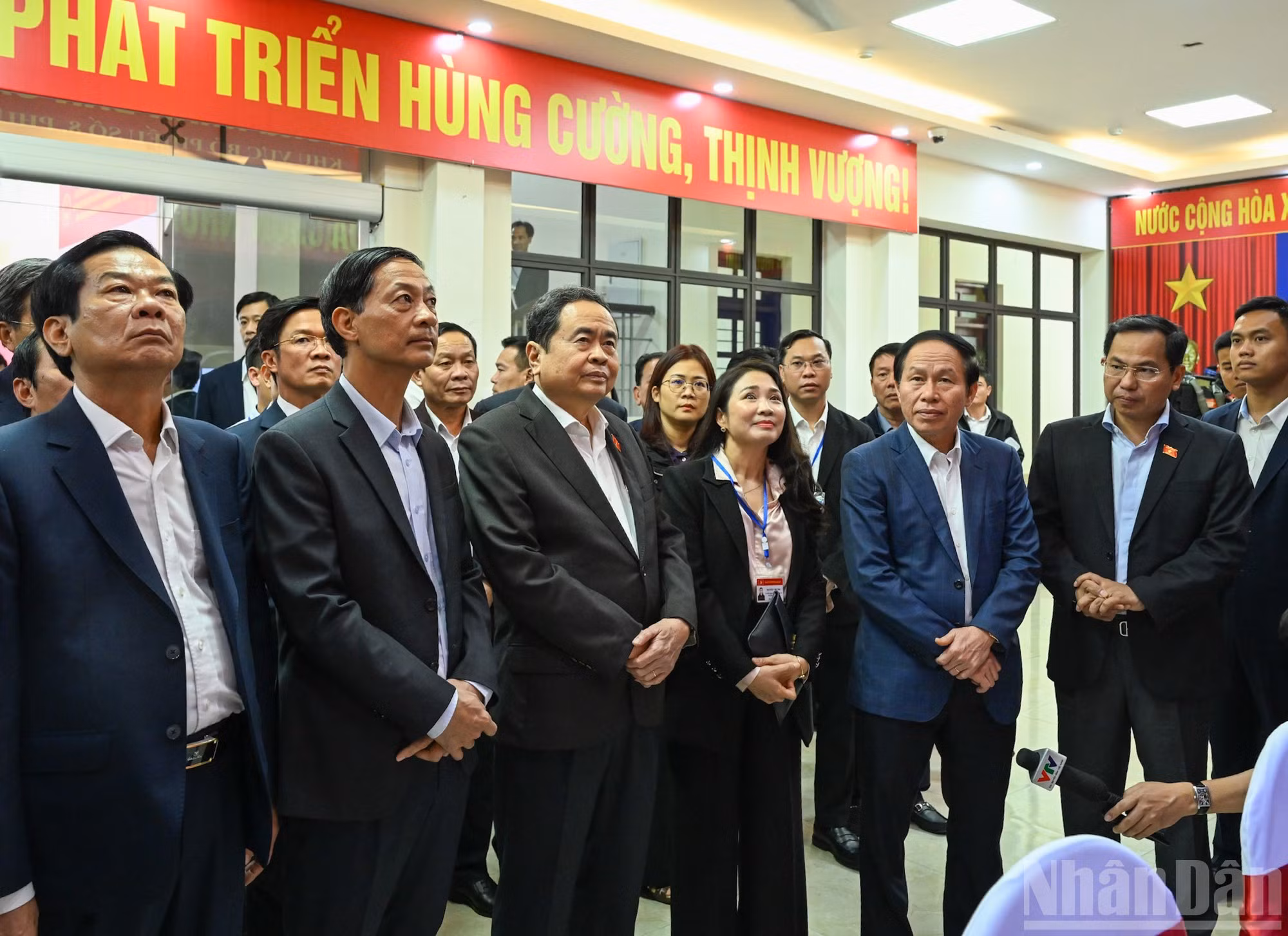 Le président de l’Assemblée nationale Tran Thanh Man, président du Conseil électoral national, inspecte les préparatifs électoraux dans le quartier de Hai An, à Hai Phong. (Photo : Duy Linh)
