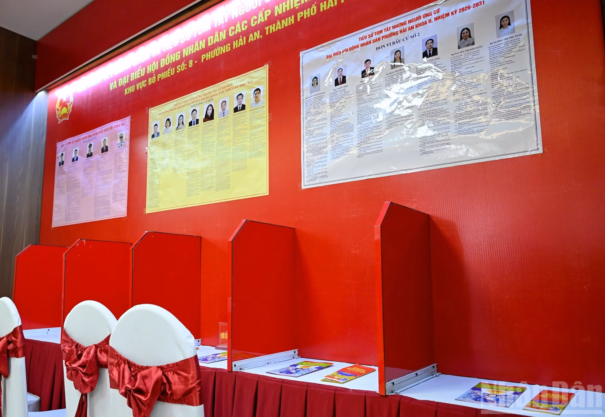Espace d’affichage des listes récapitulatives des candidats au bureau de vote n°8, quartier de Hai An. (Photo : Duy Linh))