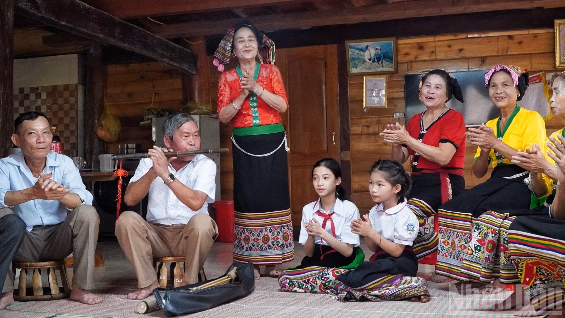 Un artisan transmet aux jeunes les chants traditionnels des minorités. Photo : NDEL