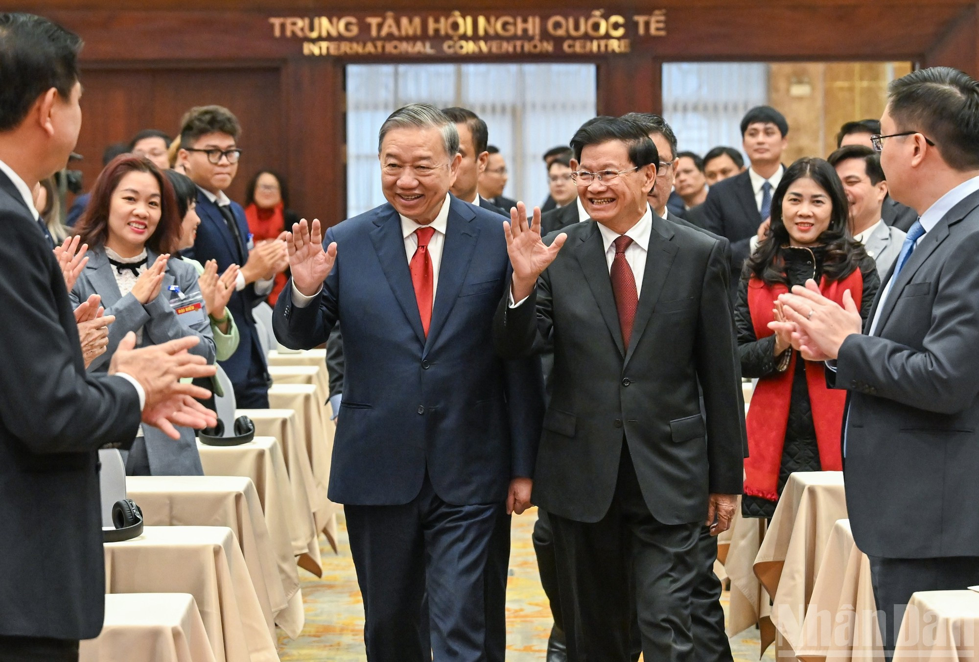 Le Secrétaire général du PCV To Lam et le Secrétaire général du PPRL, Président laotien Thongloun Sisoulith assistent à la conférence de présentation des résultats du XIIe Congrès du Parti révolutionnaire populaire lao.