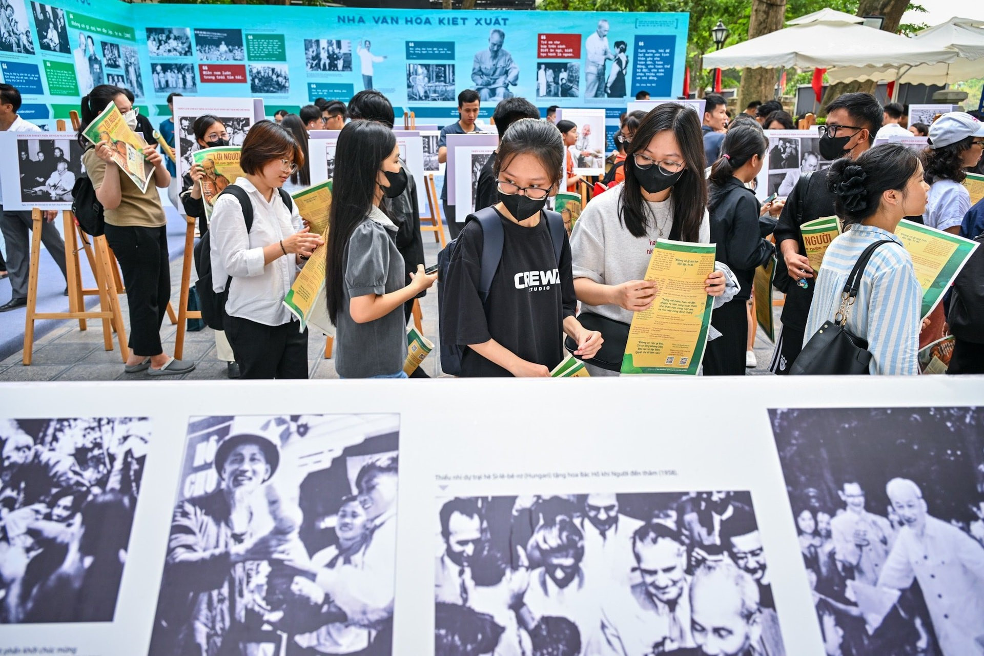 De jeunes lecteurs font la queue pour visiter l’exposition photo « Rạng rõ tên Người », le 17 mai 2025 à Hanoï. 2.jpg