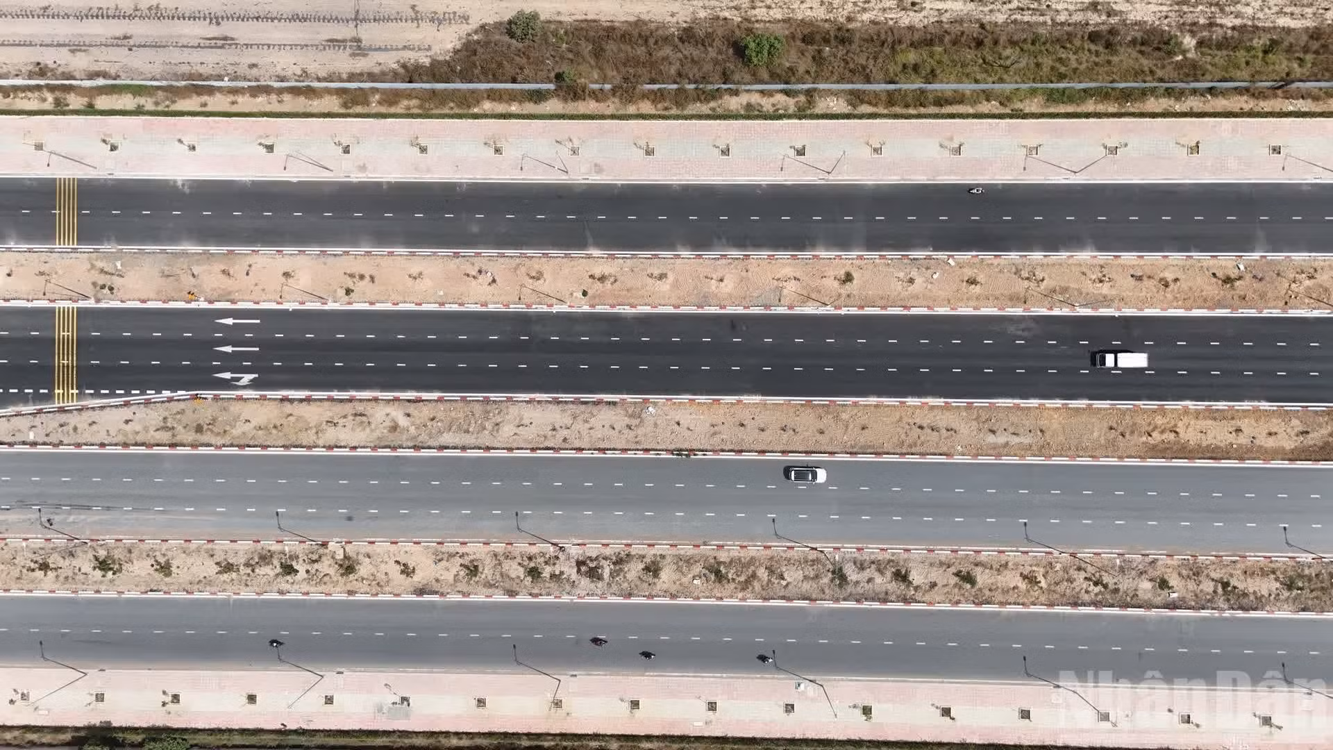 Outre six voies automobiles, l’axe comprend deux voies pour véhicules non motorisés et deux voies mixtes.