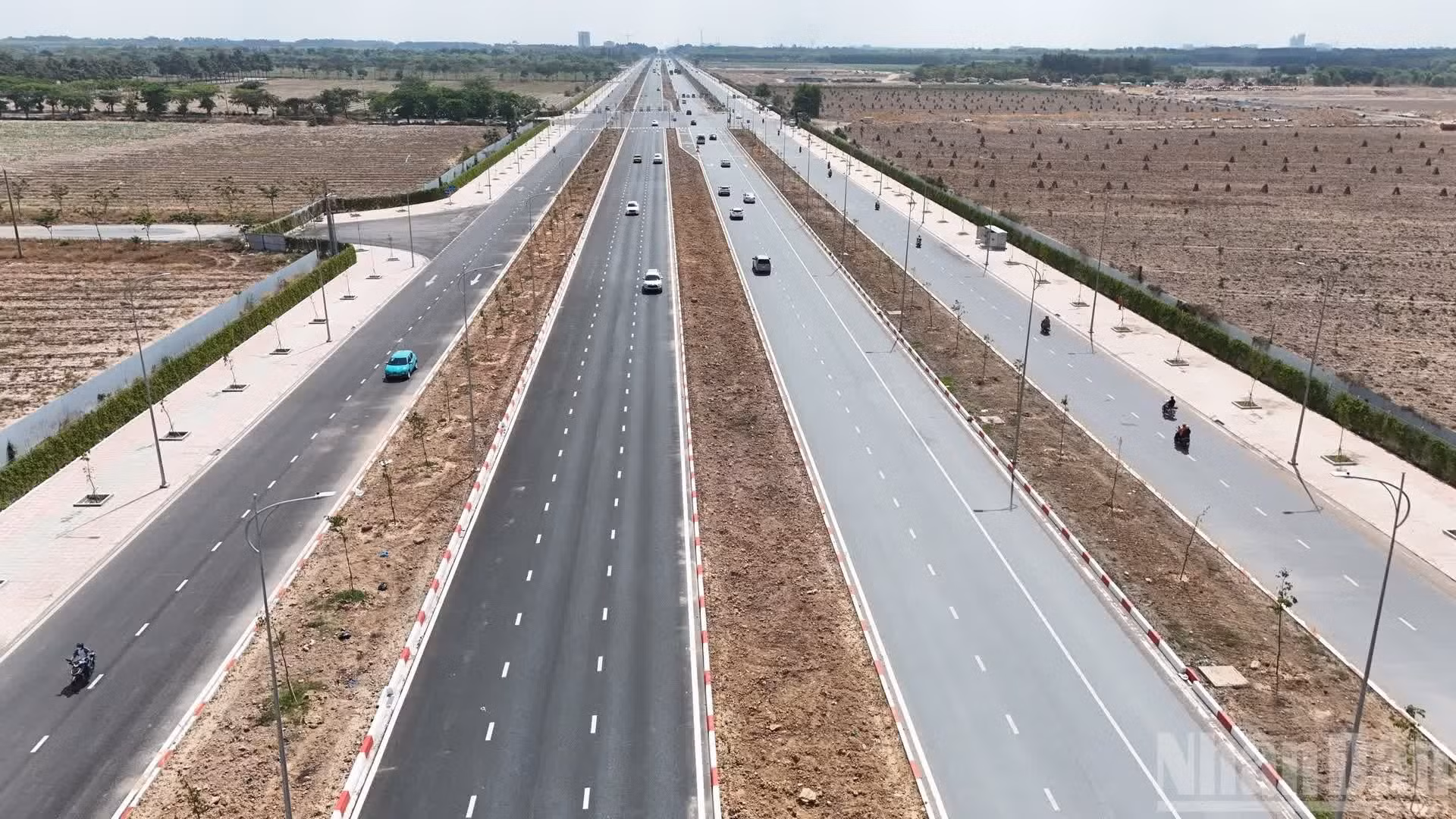 La route traverse le centre urbain de Nhon Trach.