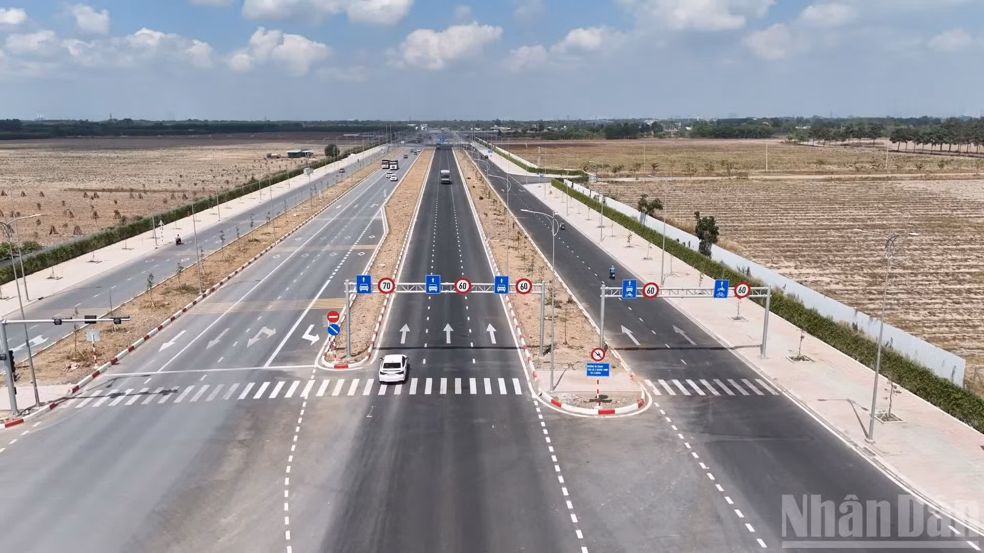 La route 25B joue un rôle clé dans la connexion entre aéroport, ports et Hô Chi Minh-Ville.