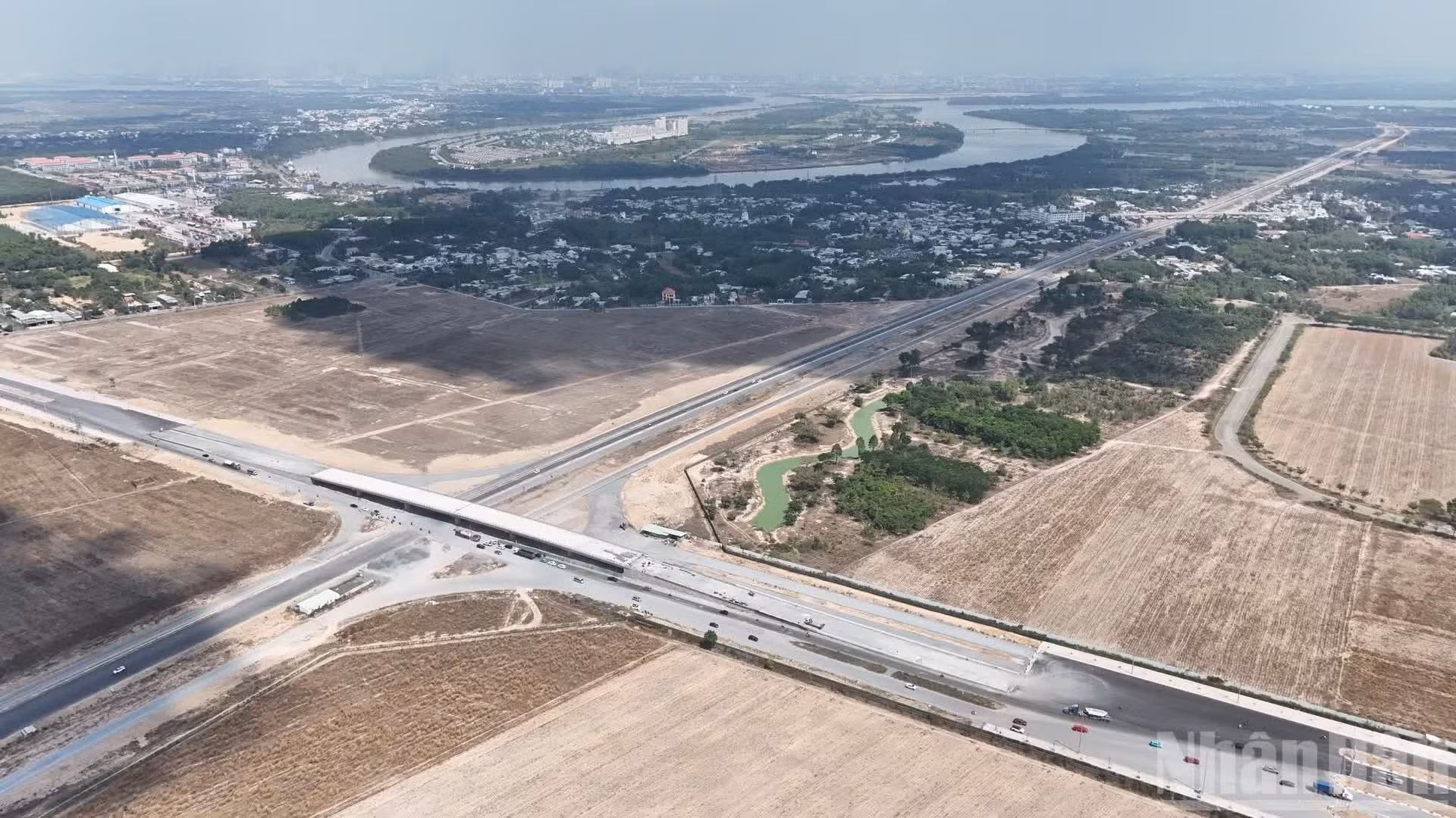 Elle croise le périphérique 3 de Hô Chi Minh-Ville.