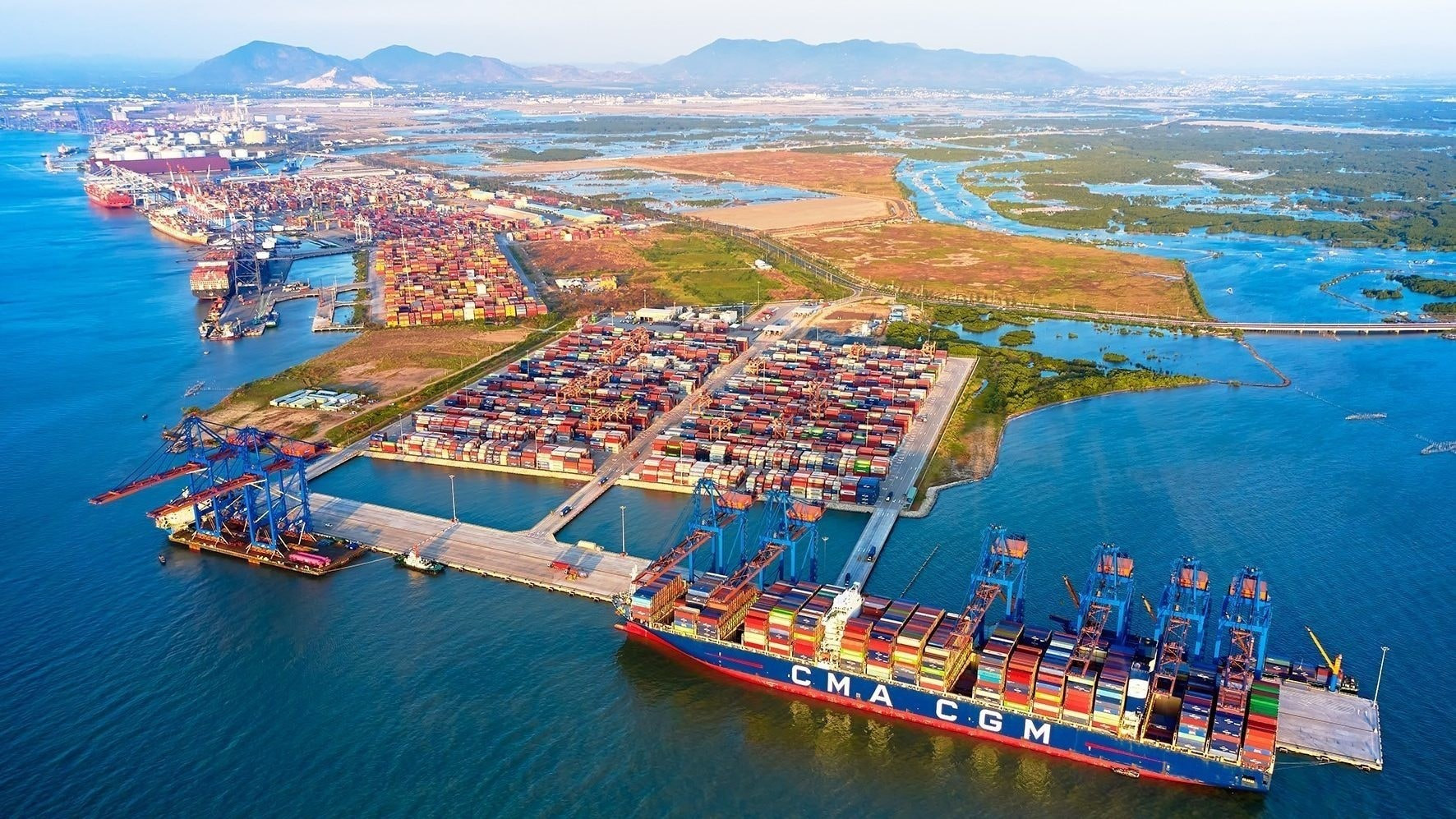 Le port international de Gemalink – le plus grand et le plus moderne port maritime du Vietnam. Photo : VNA