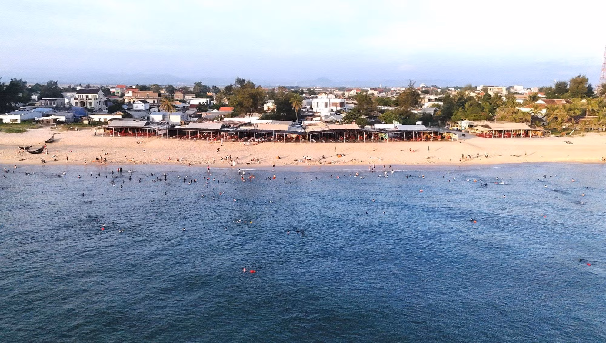 À l’aube, la plage de Thuan An s’éveille