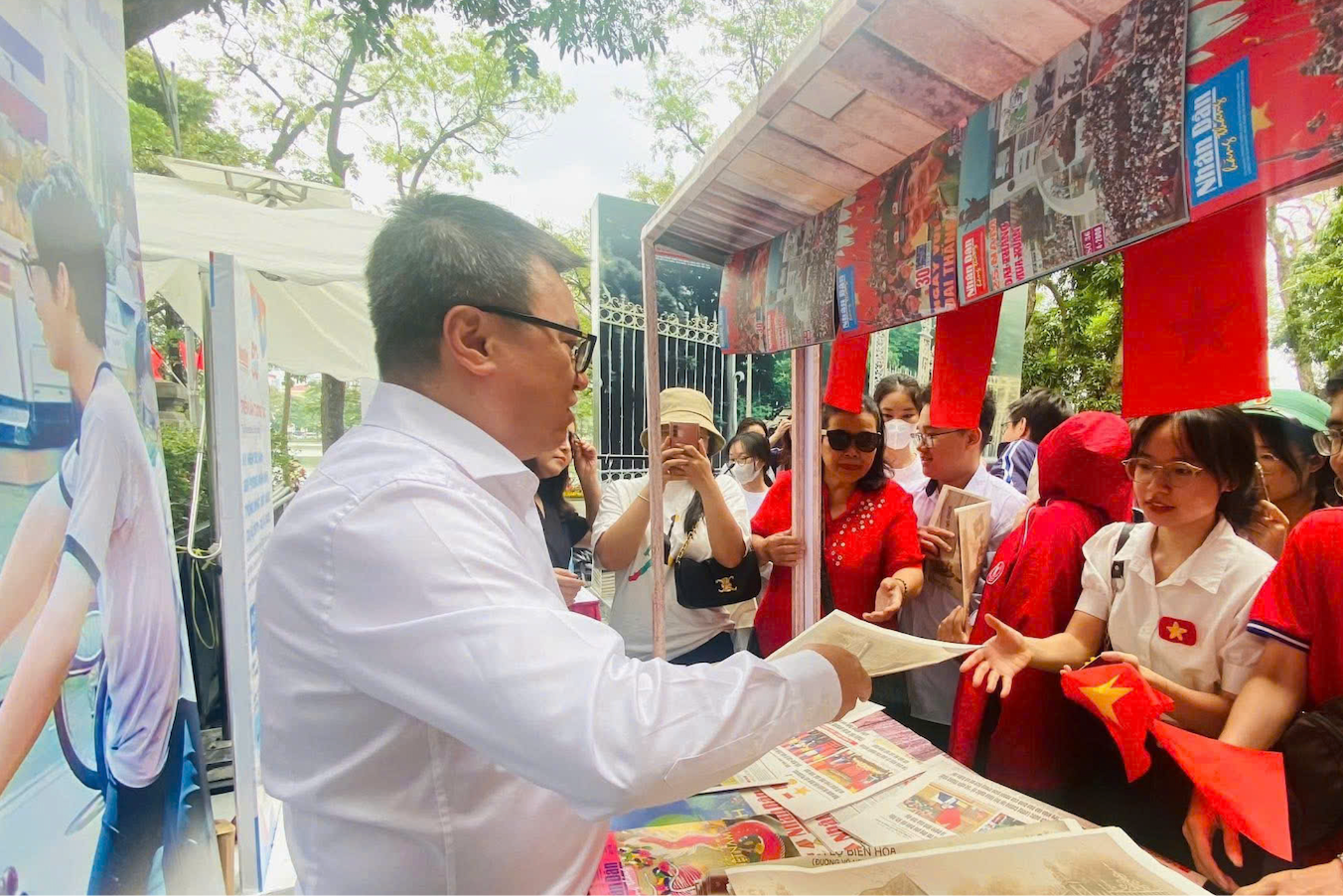 Le rédacteur en chef du Journal Nhân Dân, Le Quoc Minh, distribue le supplément spécial « Campagne de Hô Chi Minh » aux lecteurs, le 25 avril 2025 à Hanoï. 1.png