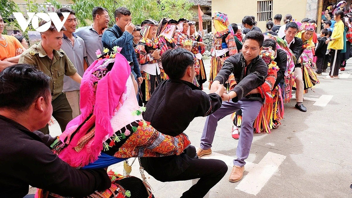 "Tir à la corde" sans corde, une tradition singulière dans la culture des ethnies de la commune de Lung Cu. v2.jpg
