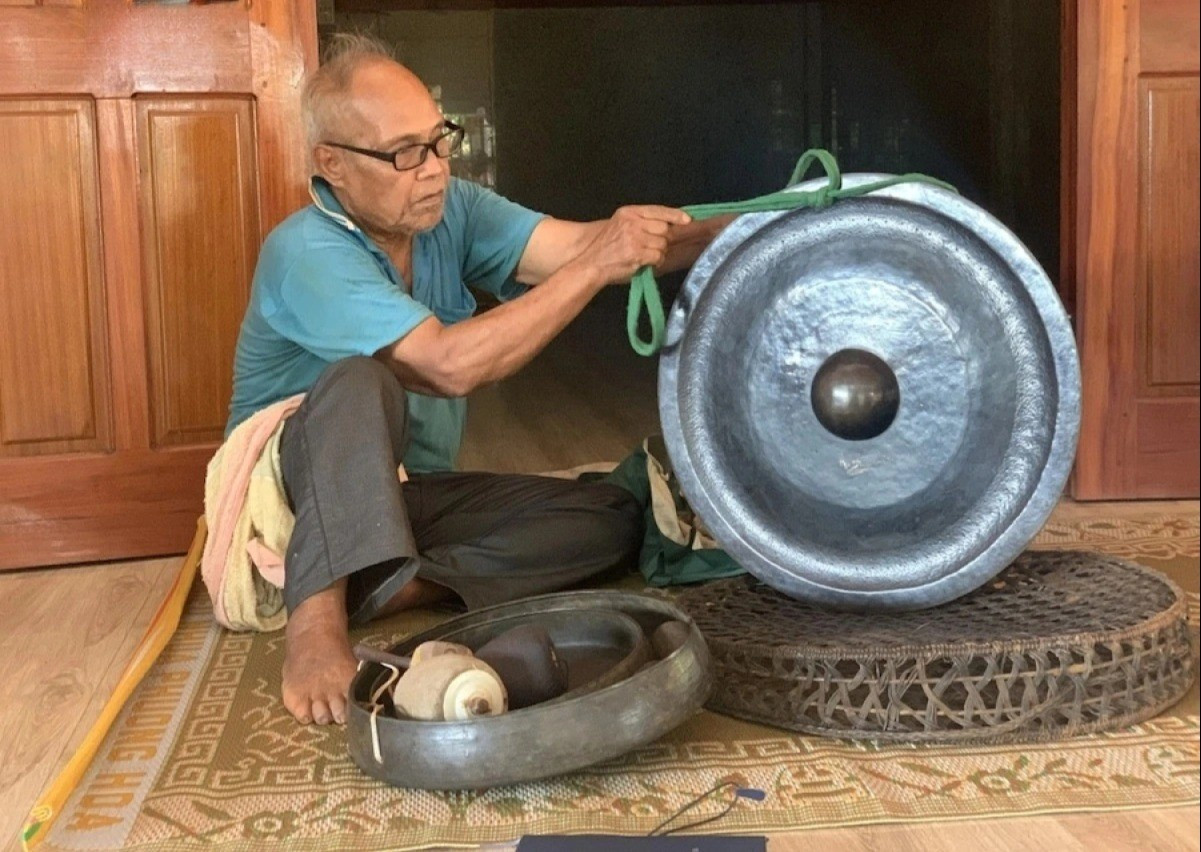 Dans les villages des minorités ethniques de Gia Lai, de nombreuses familles continuent de collectionner et de préserver des gongs anciens. Photo : Nguyen Thao/VOV c2-1.jpg