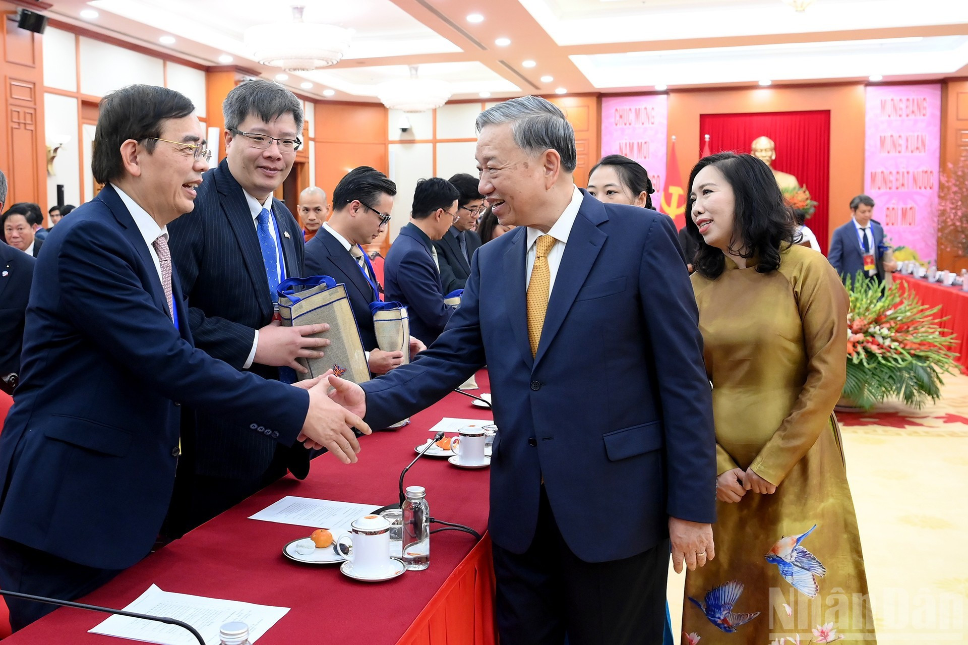 Le Secrétaire général To Lam et les délégués vietnamiens d’outre-mer participant au programme « Xuan Que huong 2026 ».