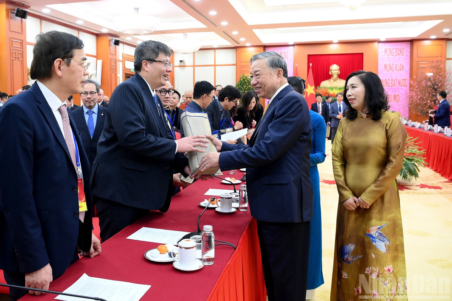 Le Secrétaire général To Lam et les délégués vietnamiens d’outre-mer participant au programme « Xuan Que huong 2026 ».