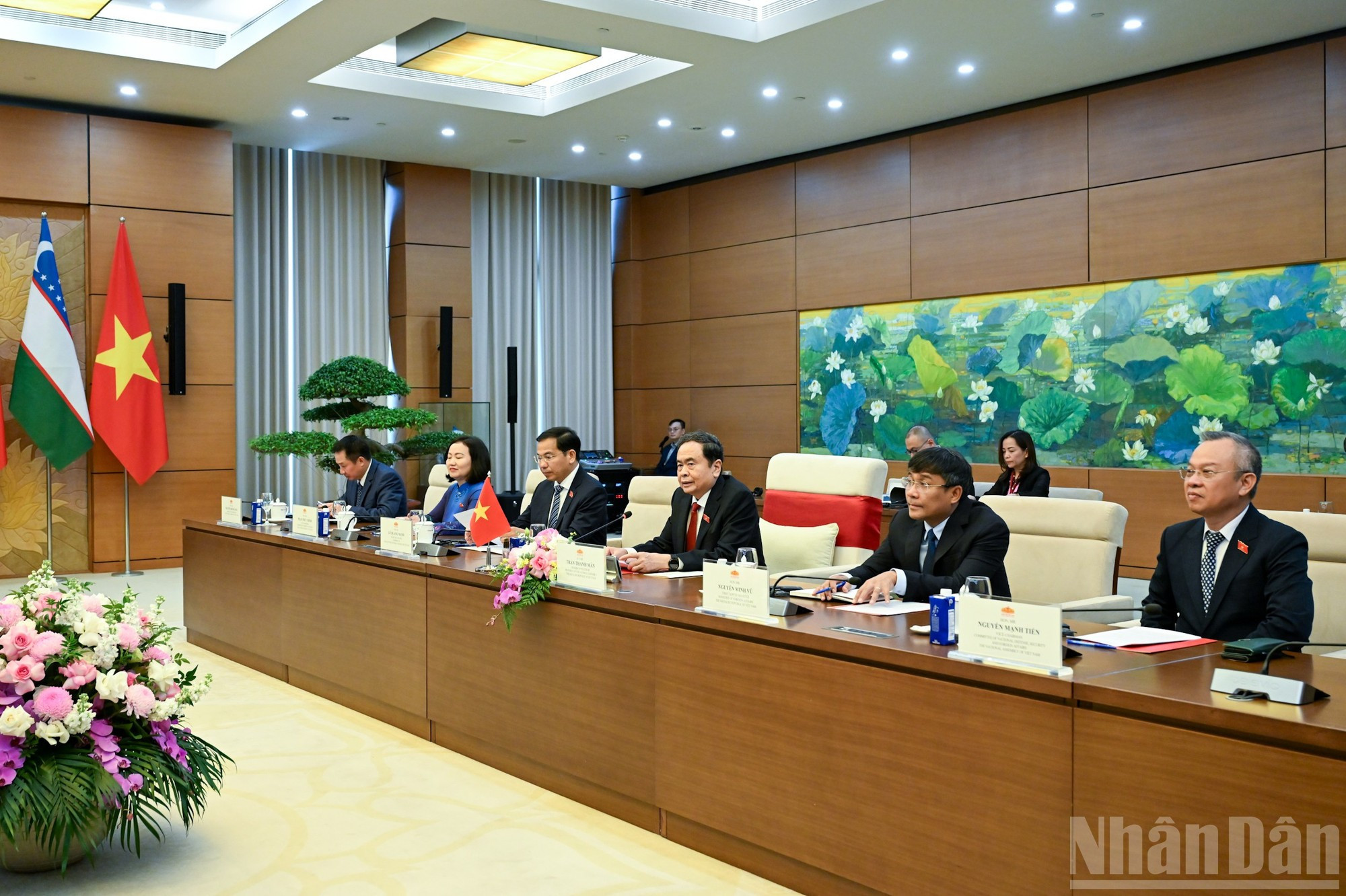 Le président de l’Assemblée nationale vietnamienne, Tran Thanh Man, et des députés vietnamiens participant à la rencontre avec la délégation ouzbèke. 9.jpg
