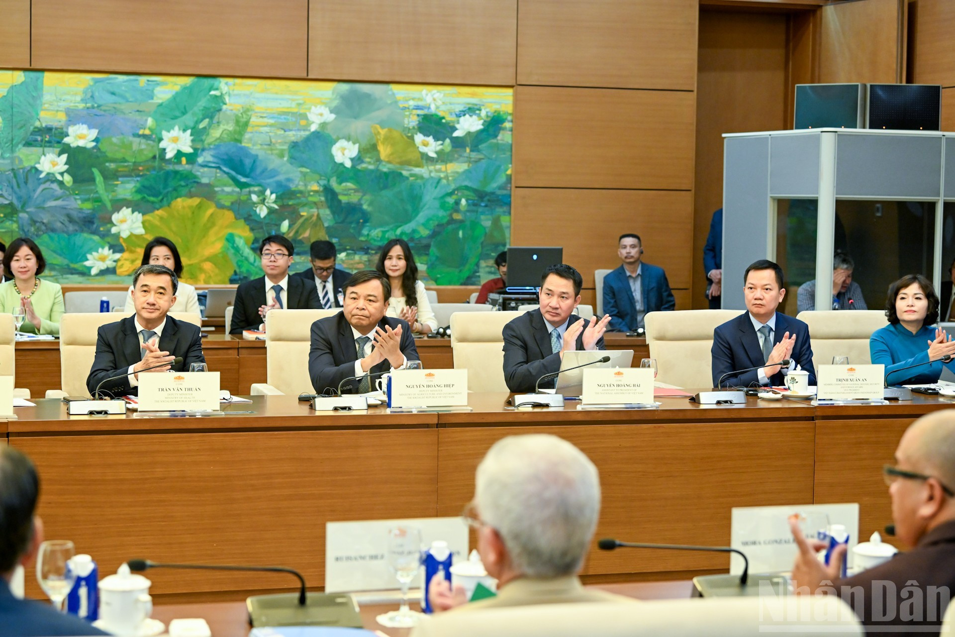 Les députés vietnamiens participent à la séance. 10.jpg