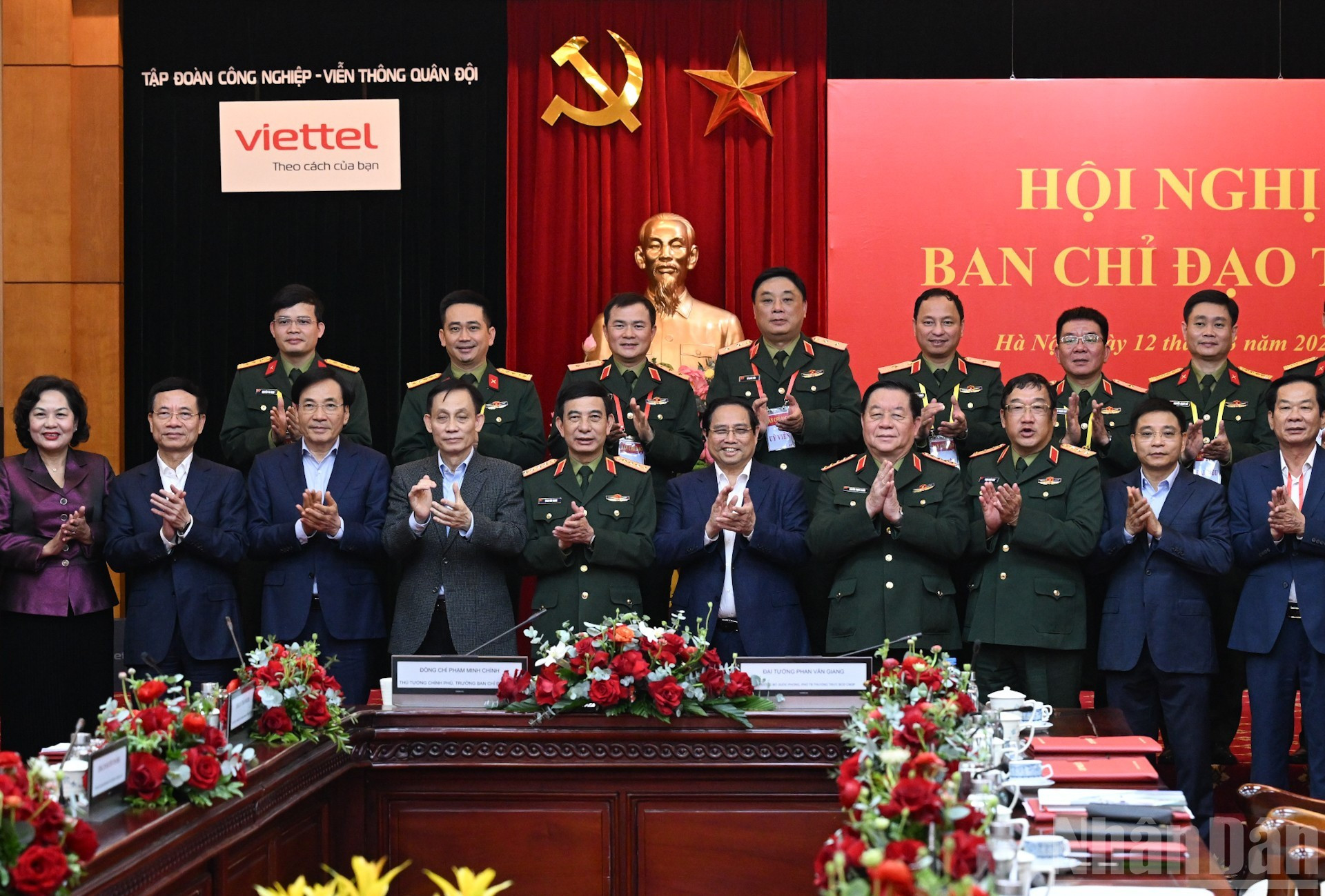 Le Premier ministre Pham Minh Chinh et les délégués participant à la réunion.