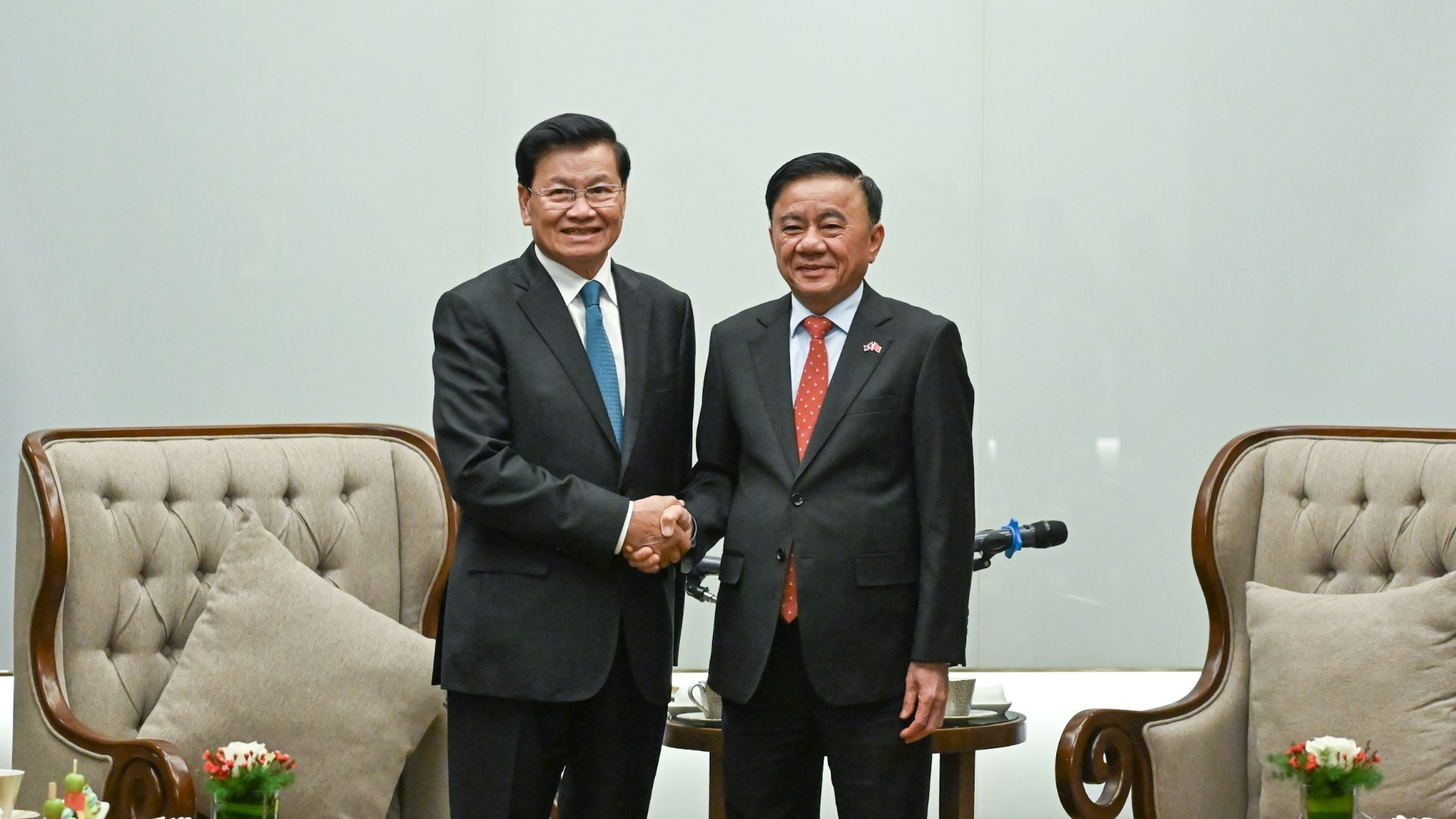 Tran Cam Tu, permanent du Secrétariat du Comité central du PCV, et Thongloun Sisoulith, secrétaire général du PPRL et président du Laos. (Photo : DUY LINH)