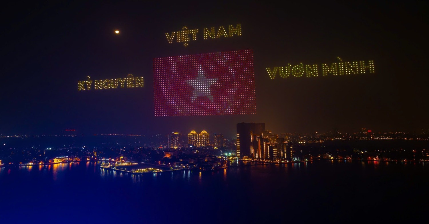 Image du drapeau national dans le ciel représenté par des drones lumineux lors du programme « Concert de lumière - Nouvel An 2025 » organisé par le Journal Nhân Dân le soir du 18 janvier 2025 à Hanoï. 4.jpg
