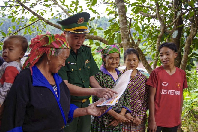 Un officier du poste de garde-frontière de Na Bung (province de Dien Bien, au Nord-Ouest du Vietnam) sensibilise des habitants aux lois en vigueur. Photo : VNA. Un officier du poste de garde-frontière de Na Bung (province de Dien Bien, au Nord-Ouest du Vietnam) sensibilise des habitants aux lois en vigueur. Photo : VNA.