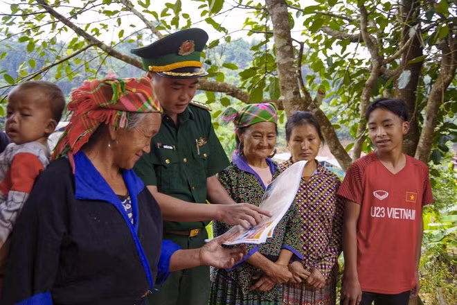 Un officier du poste de garde-frontière de Na Bung (province de Dien Bien, au Nord-Ouest du Vietnam) sensibilise des habitants aux lois en vigueur. Photo : VNA.