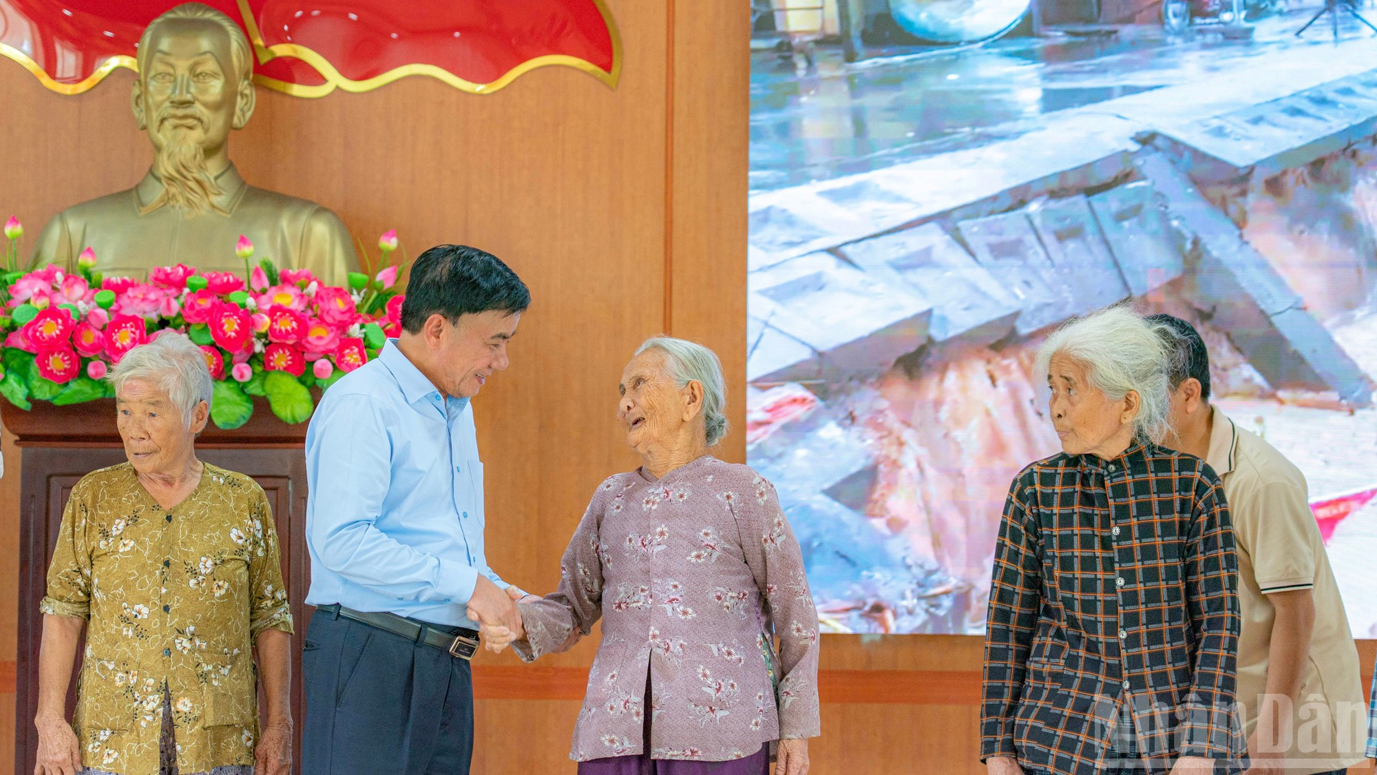 Remise de dons aux familles lourdement affectées par les inondations. 12.jpg