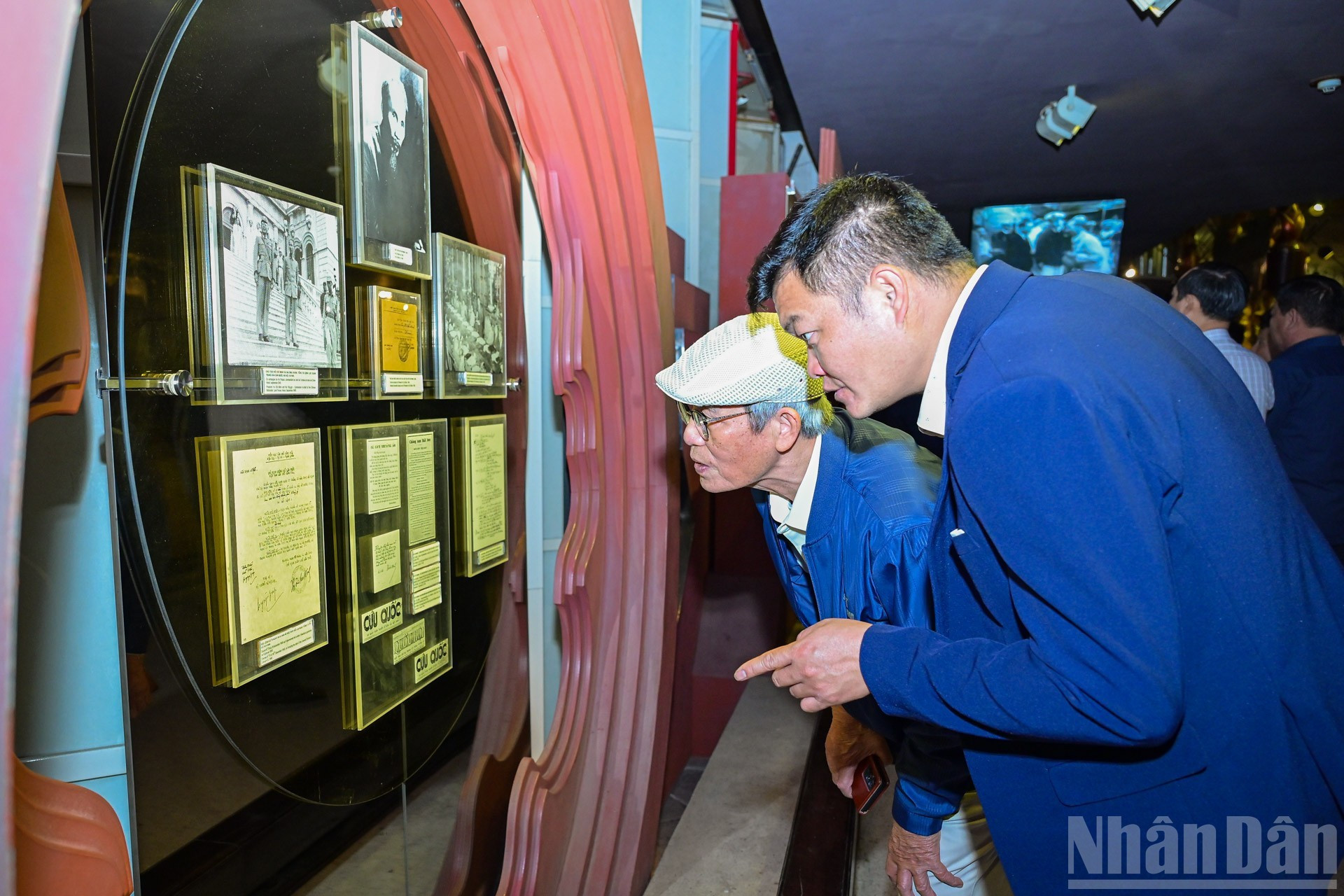 La visite permet aux secrétaires de cellule d’approfondir leur compréhension de la pensée, de la vie et de l’œuvre révolutionnaire du Président Hô Chi Minh.
