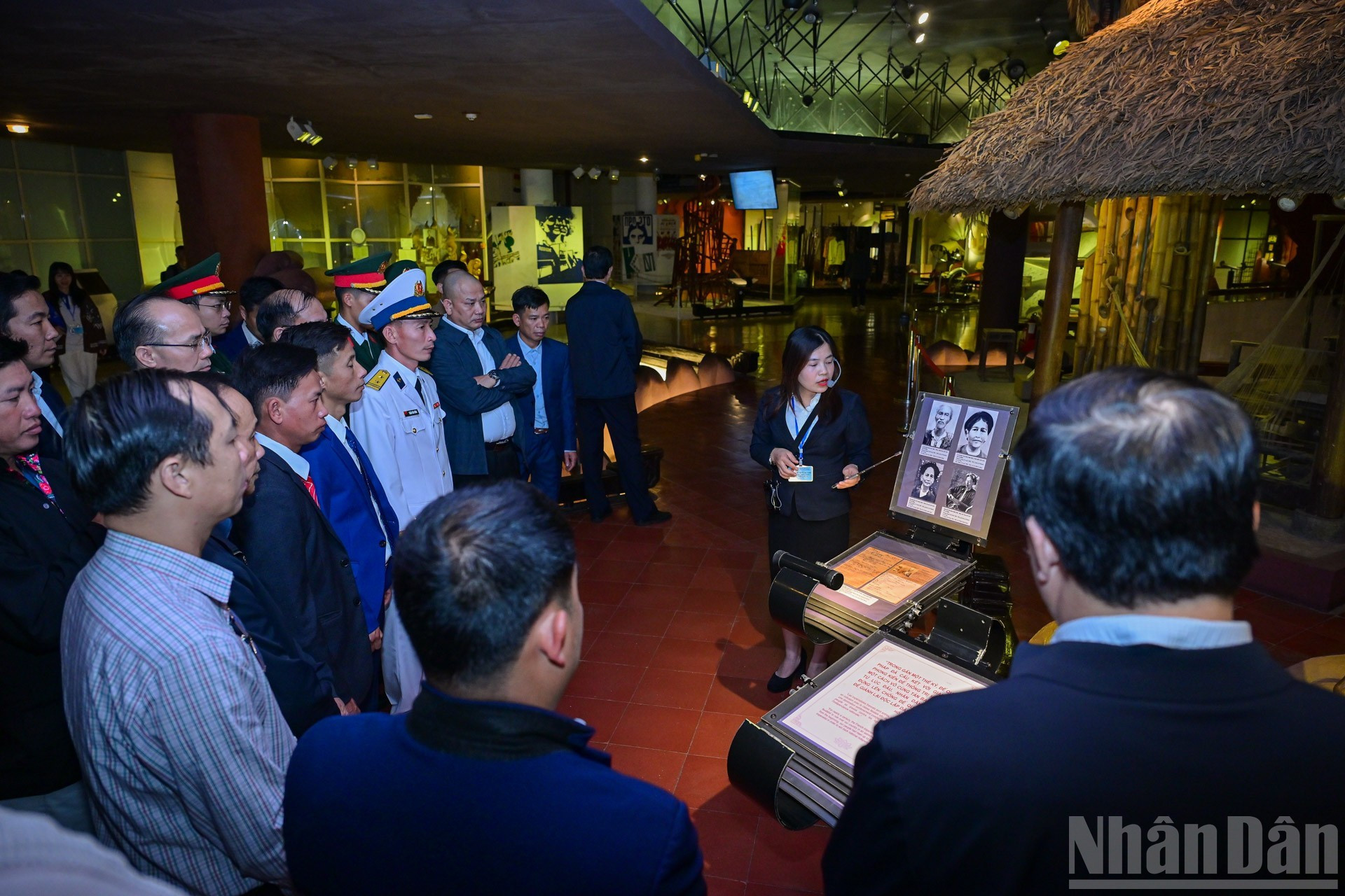 La délégation écoute les explications et découvre des documents et objets exposés au musée Hô Chi Minh.