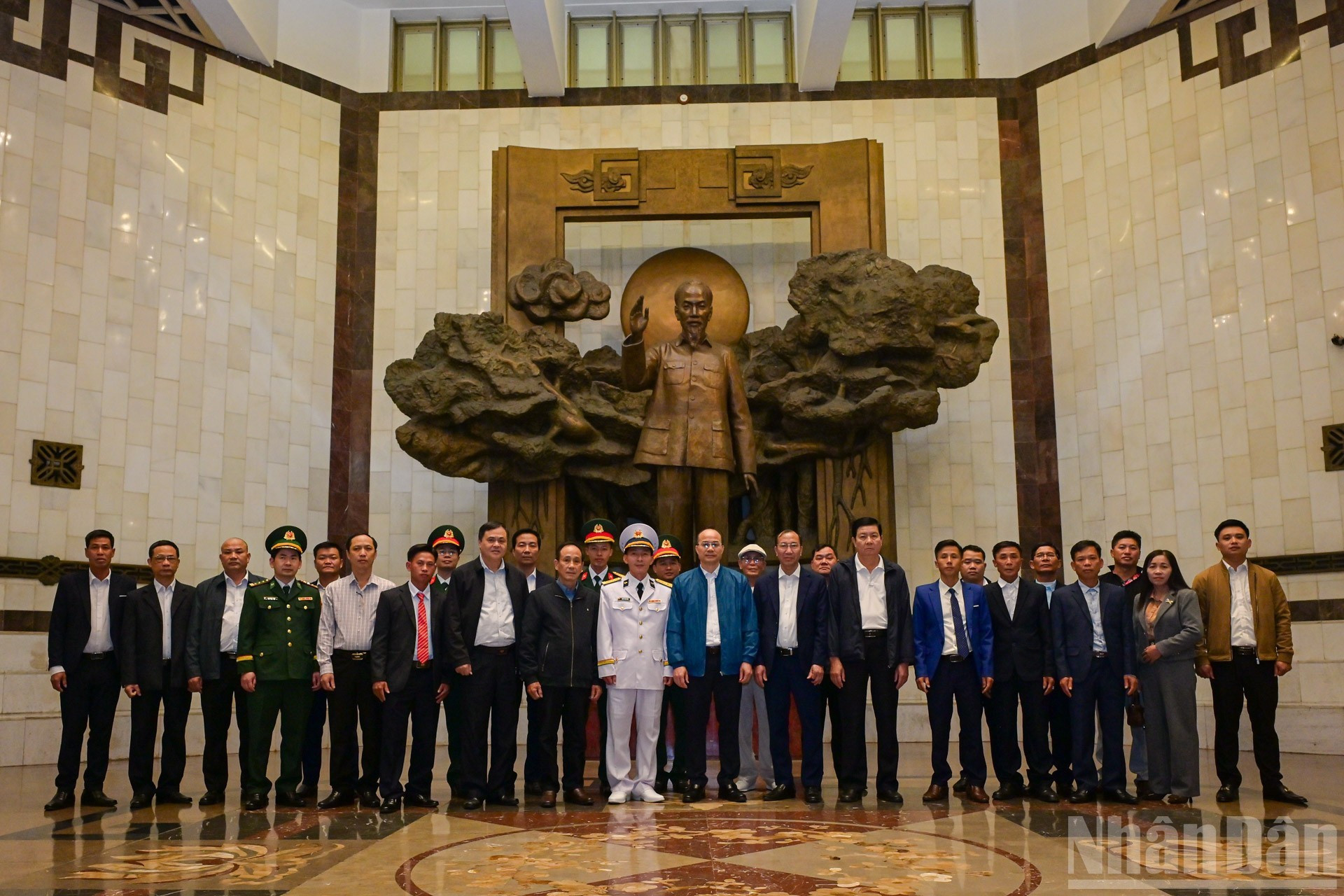 Photo souvenir des délégués au musée Hô Chi Minh.