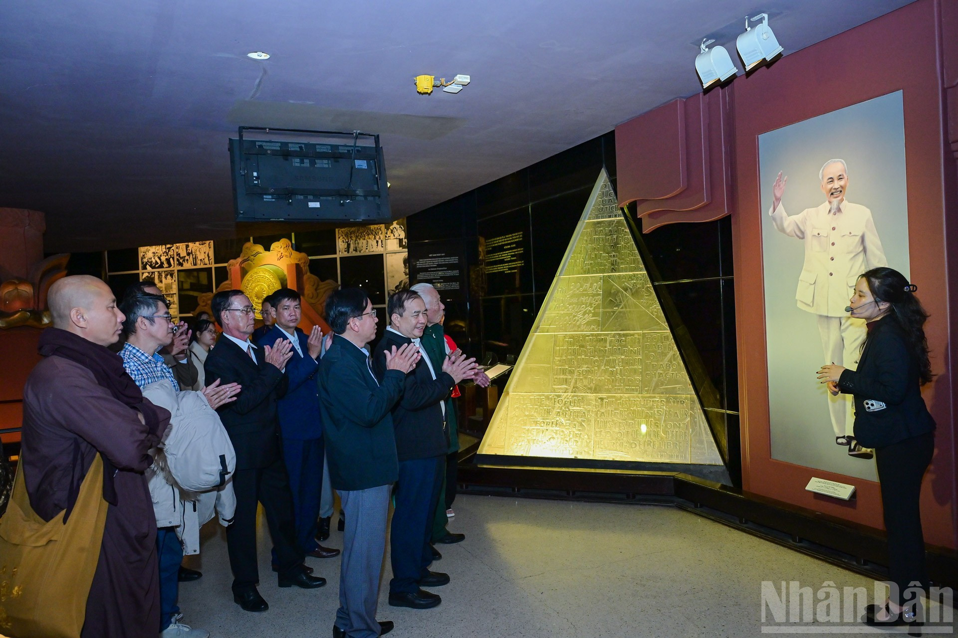 La visite s’achève devant l’image du Président Hô Chi Minh.
