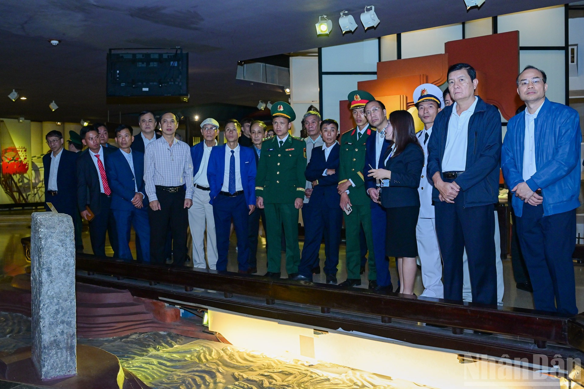 Les délégués devant la borne symbolique marquant le lieu où le Président Hô Chi Minh est revenu au pays, dans la province de Cao Bang.