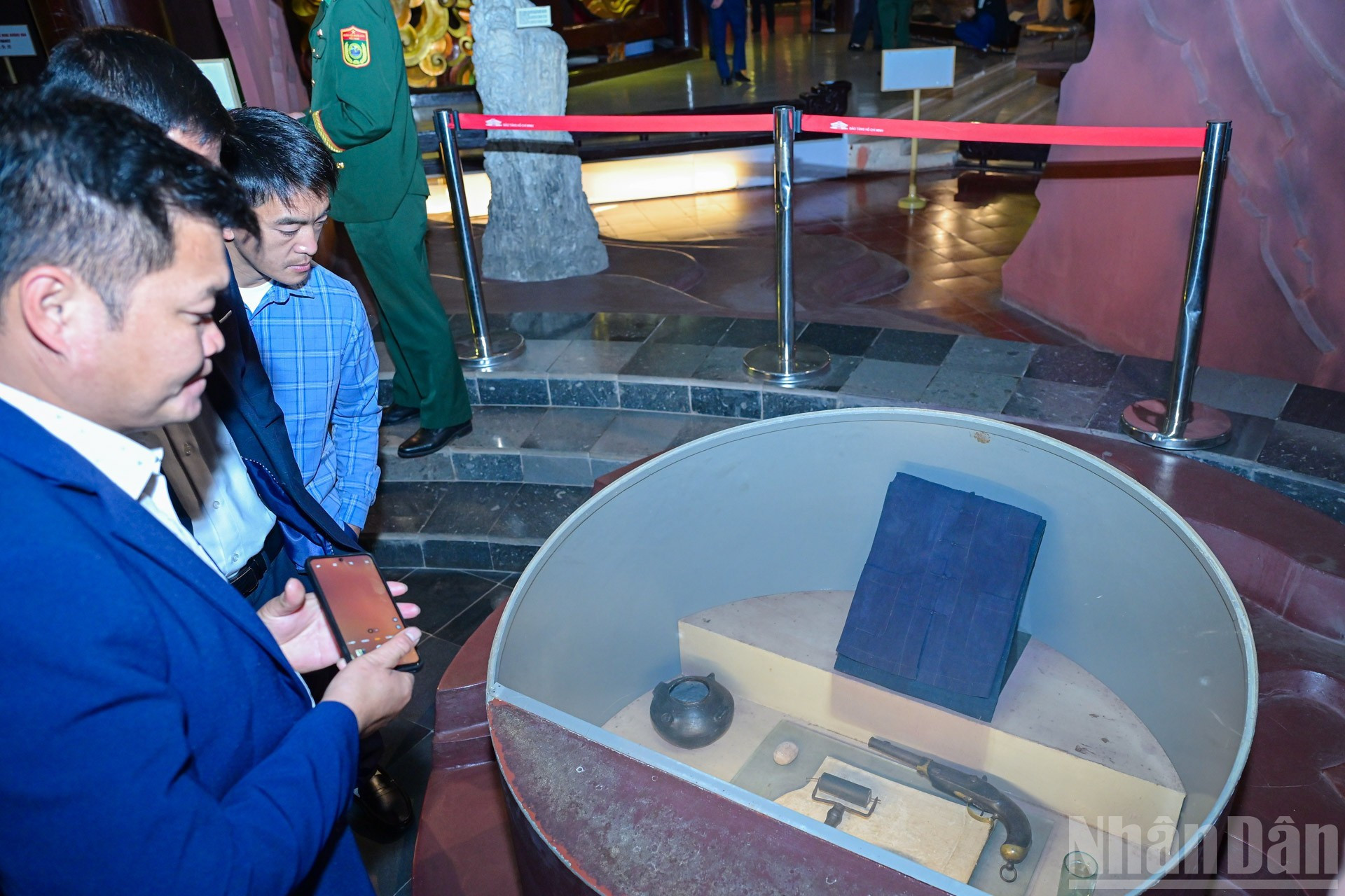 Les délégués observent avec recueillement les objets liés à l’activité révolutionnaire du Président Hô Chi Minh présentés au musée.