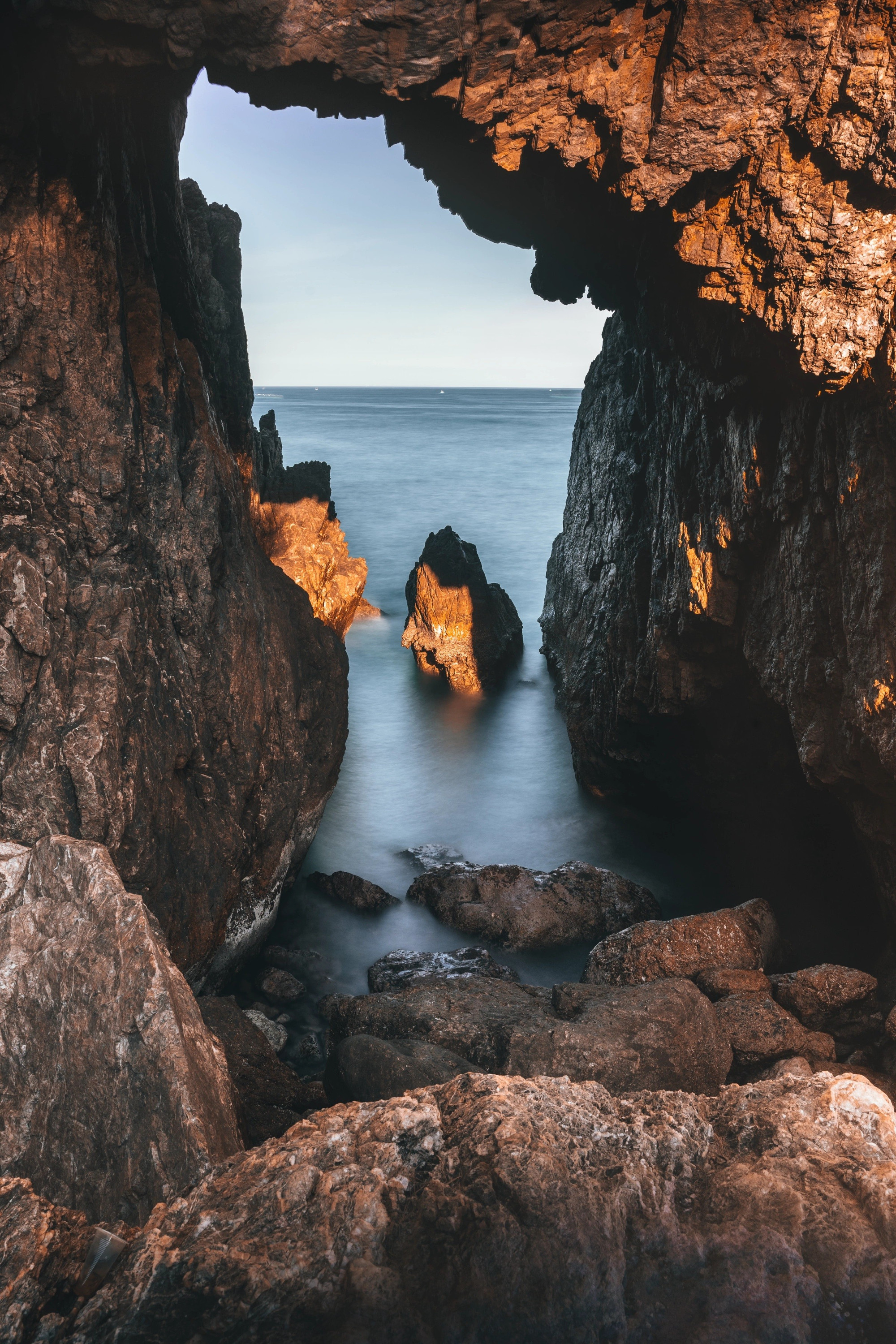 Un aperçu de l’intérieur de la grotte du cap Vi Rong, avec vue sur la mer. 5s.jpg